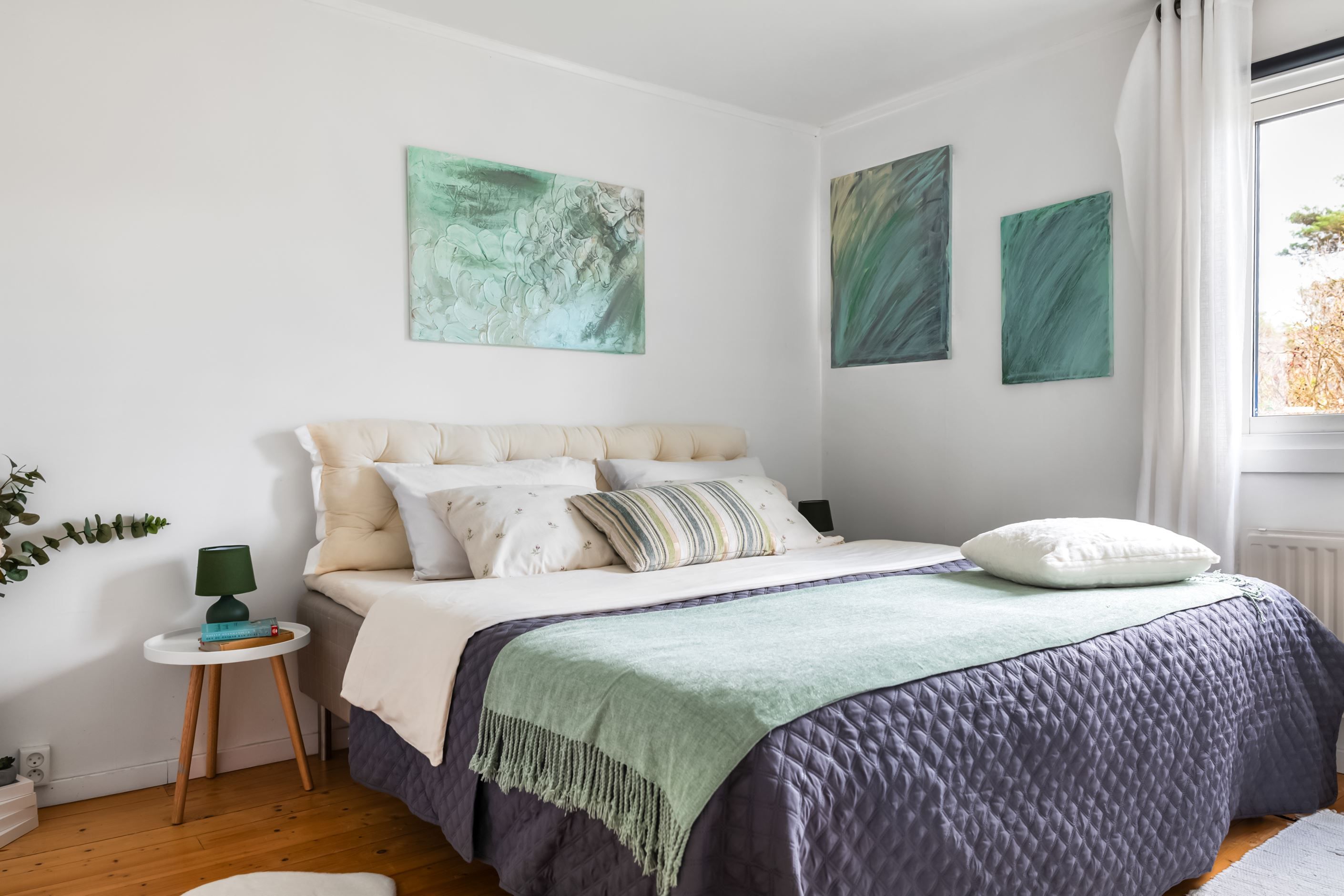 Sovrum ett i stora huset.