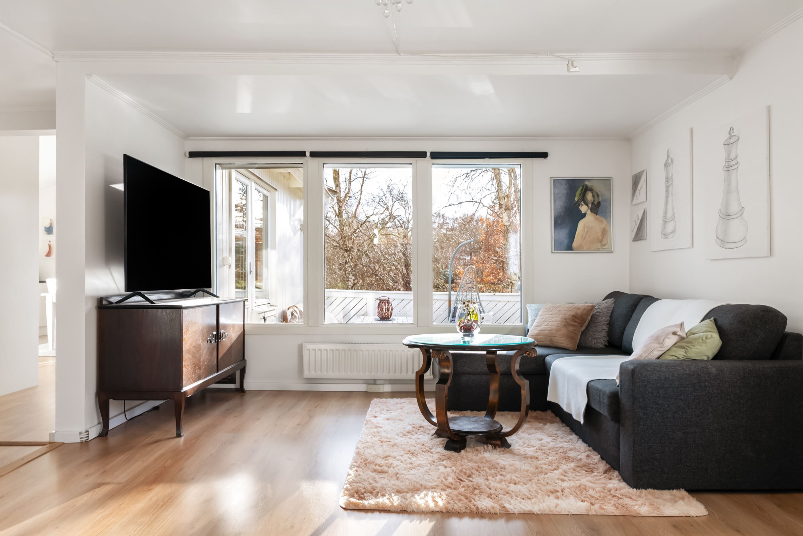 Vardagsrum med plats för tv-hörna...