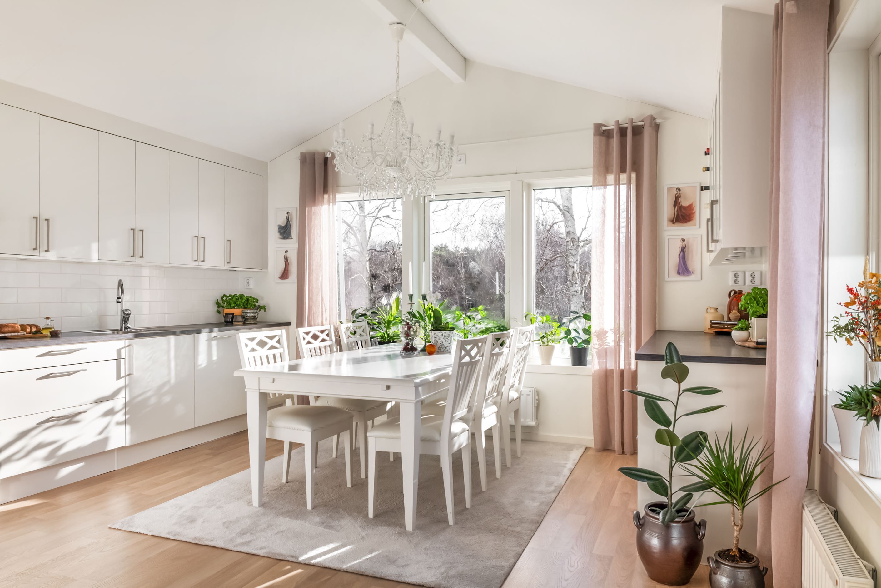 Köket är rymligt med plats...