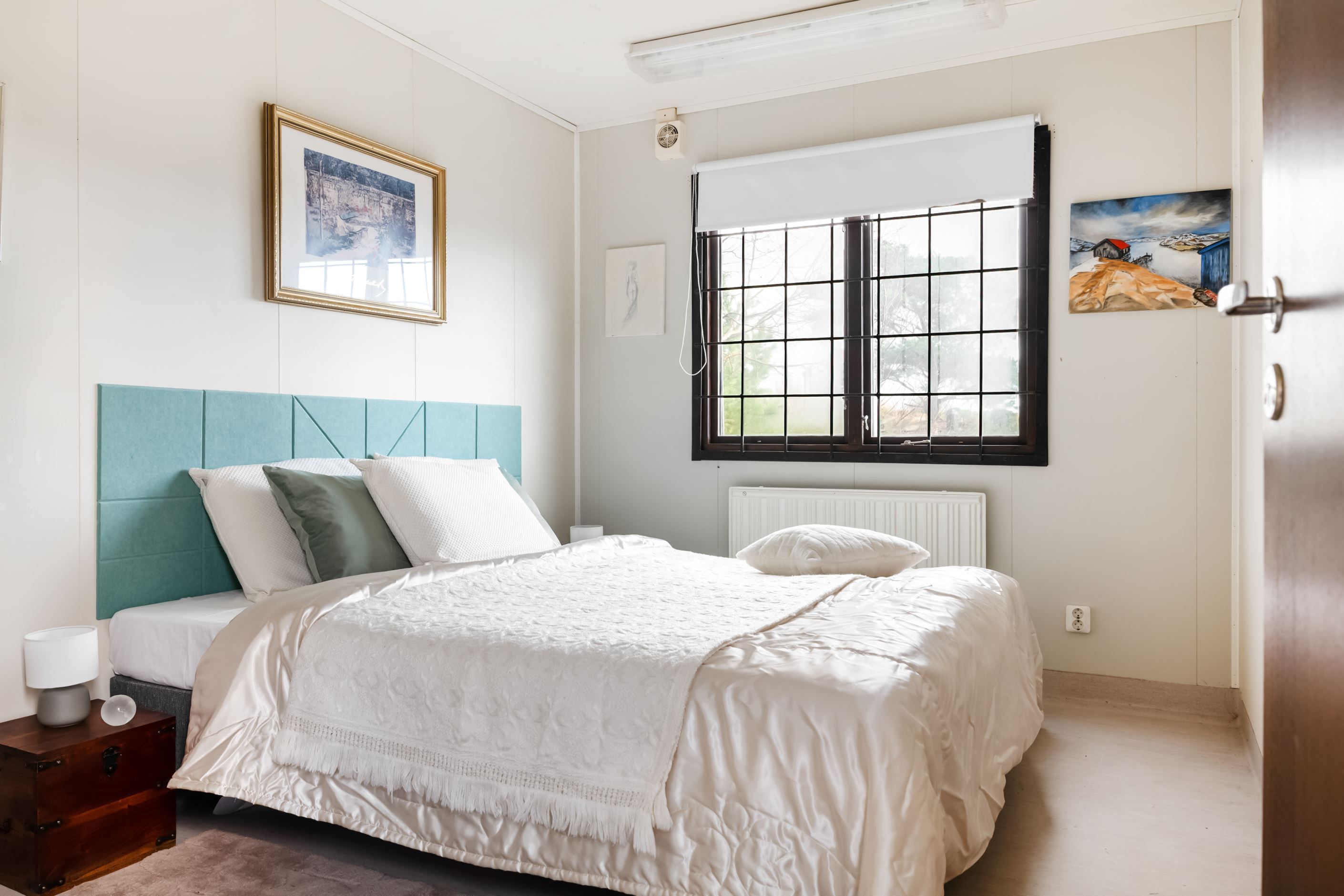 Sovrum i ena gäststugan.