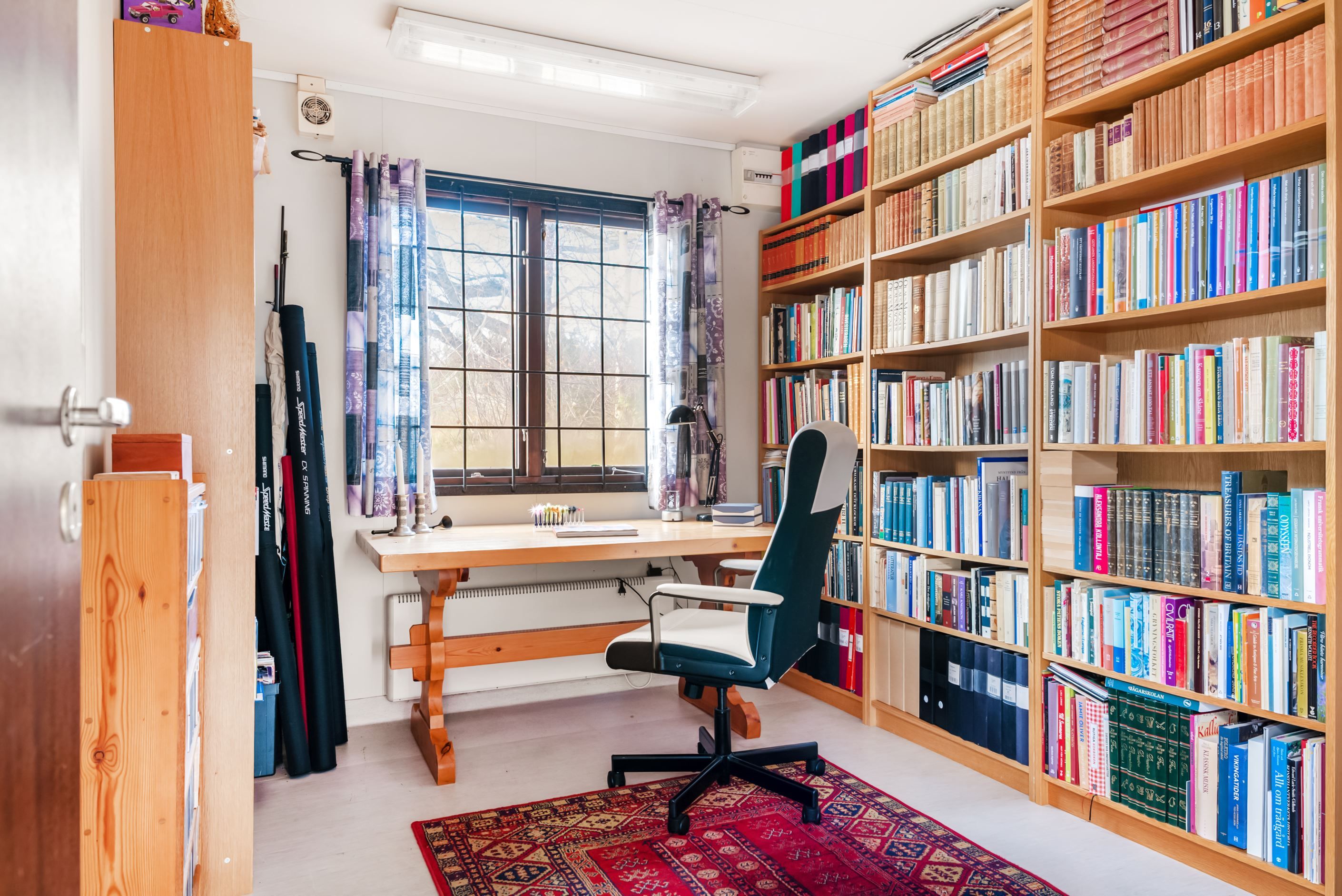 Bibliotek/kontor i ena gässtugan.