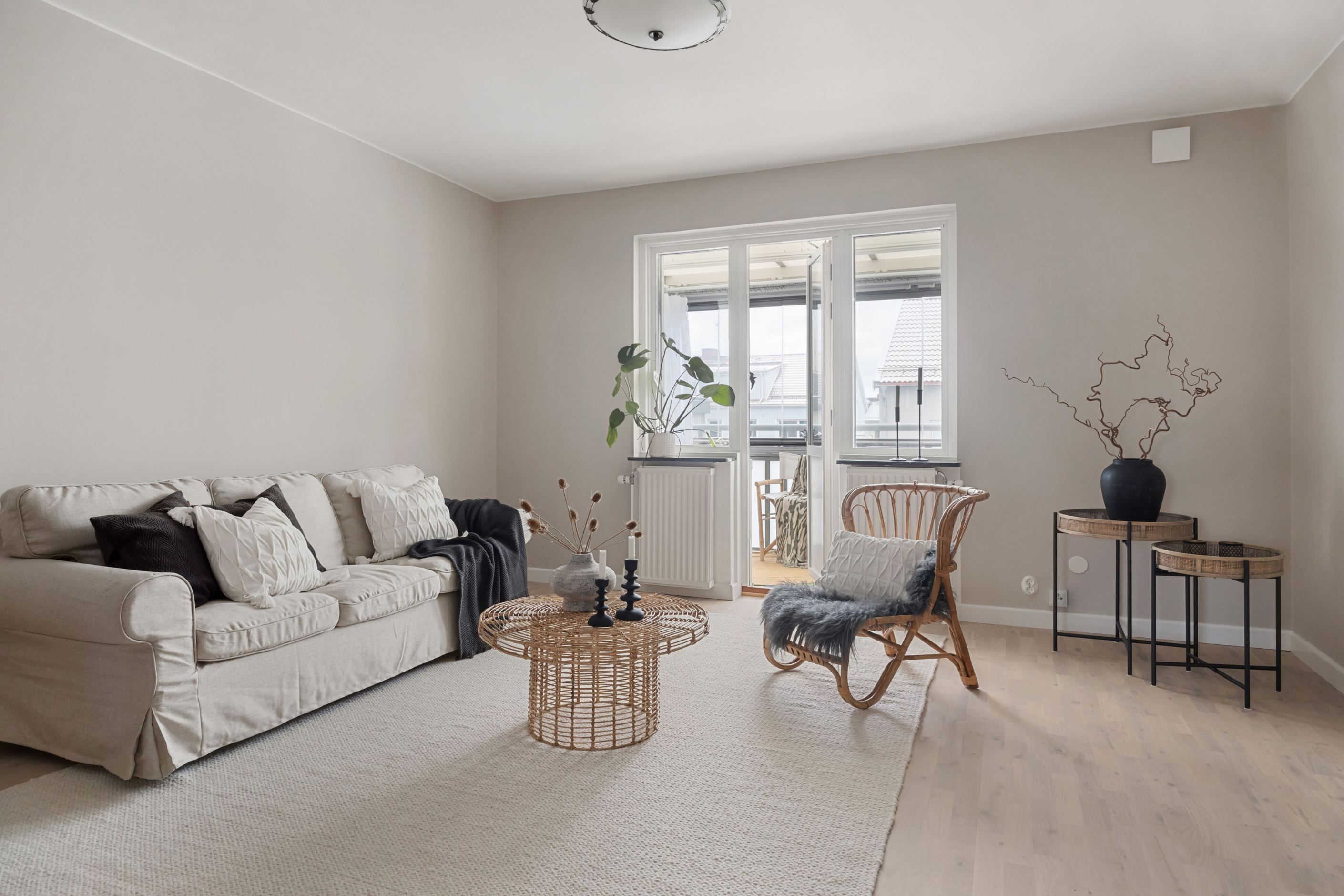 Rymligt vardagsrum med utgång till inglasad balkong