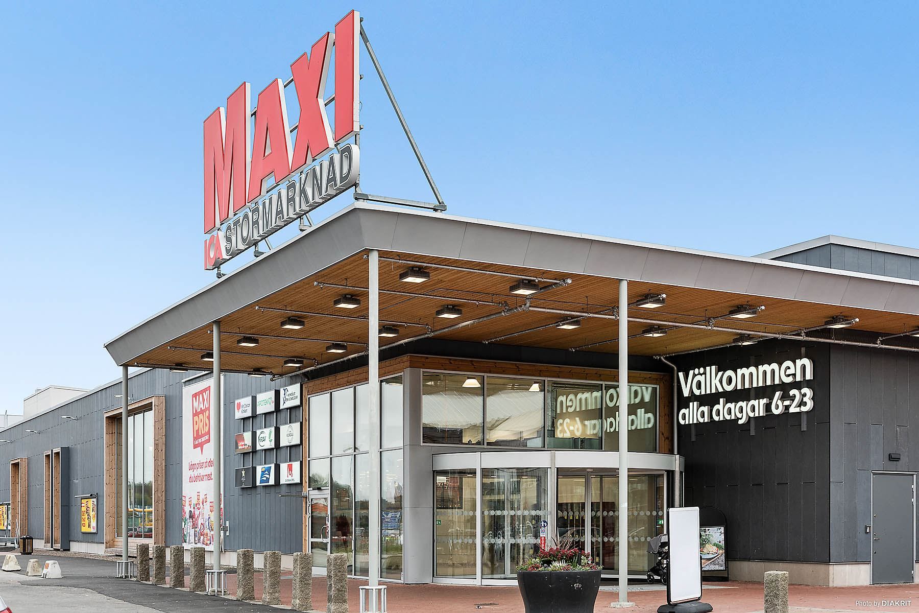 ICA Maxi finns vid nya Vita Fläcken, inte alltför långt från bostaden.