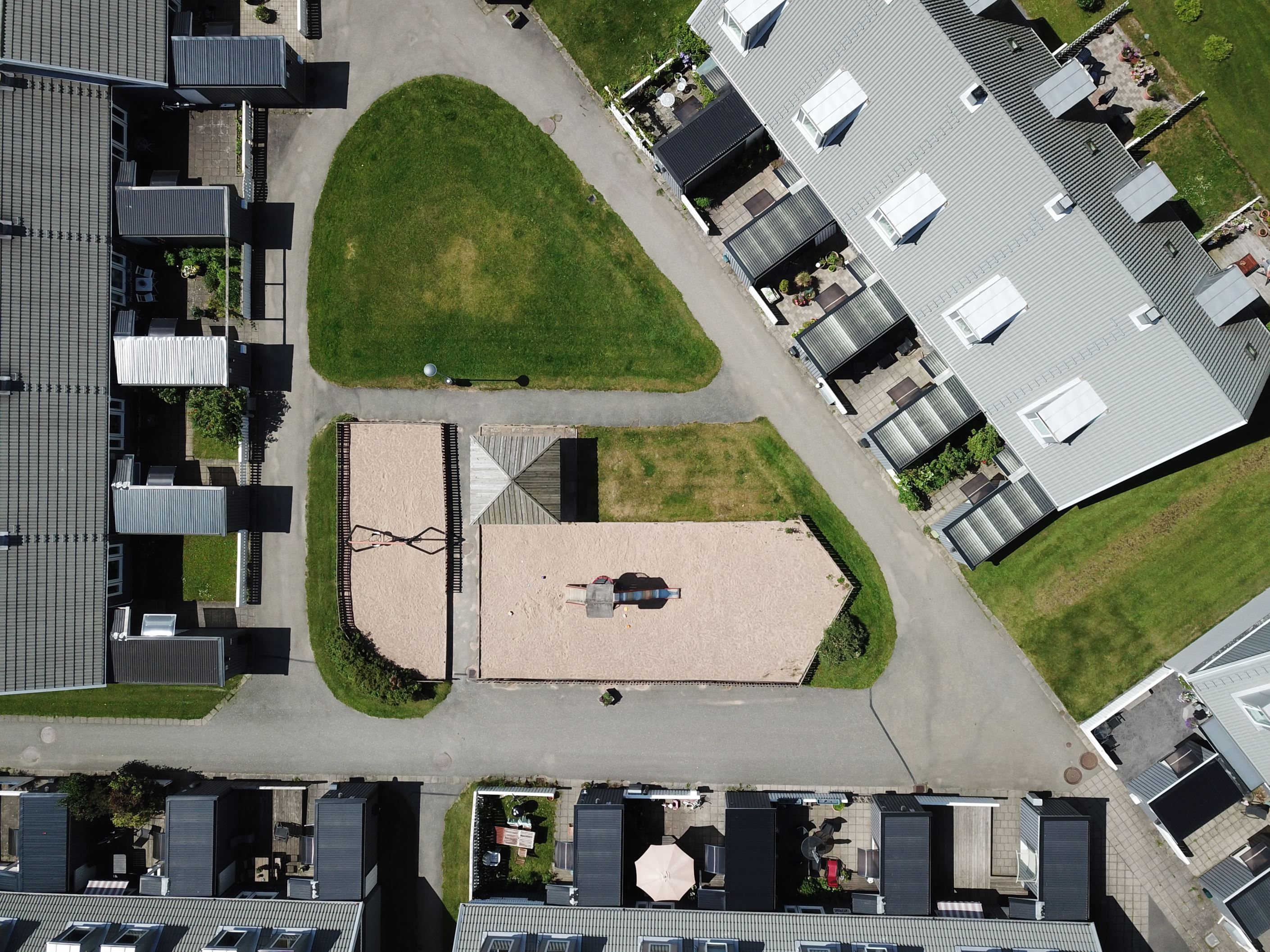 Lugna innergårdar med lekplatser.