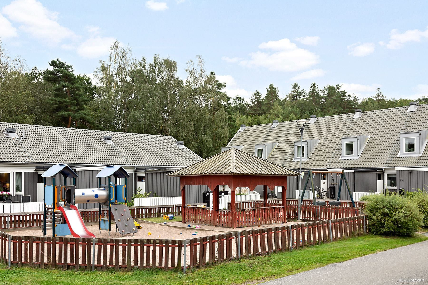 Lekplats alldeles runt knuten.