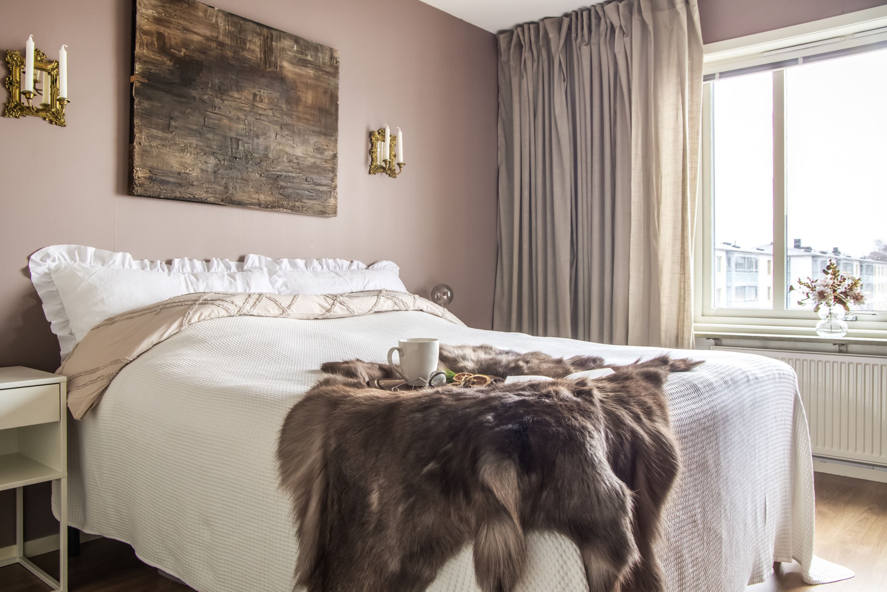 Dubbelsängen ryms utan problem.