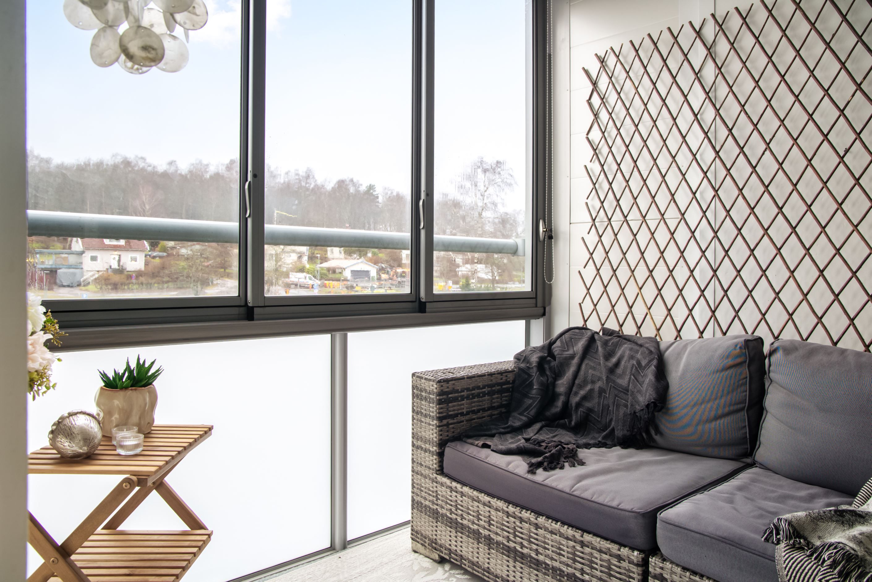 Den inglasade balkongen ligger med perfekt solläge.