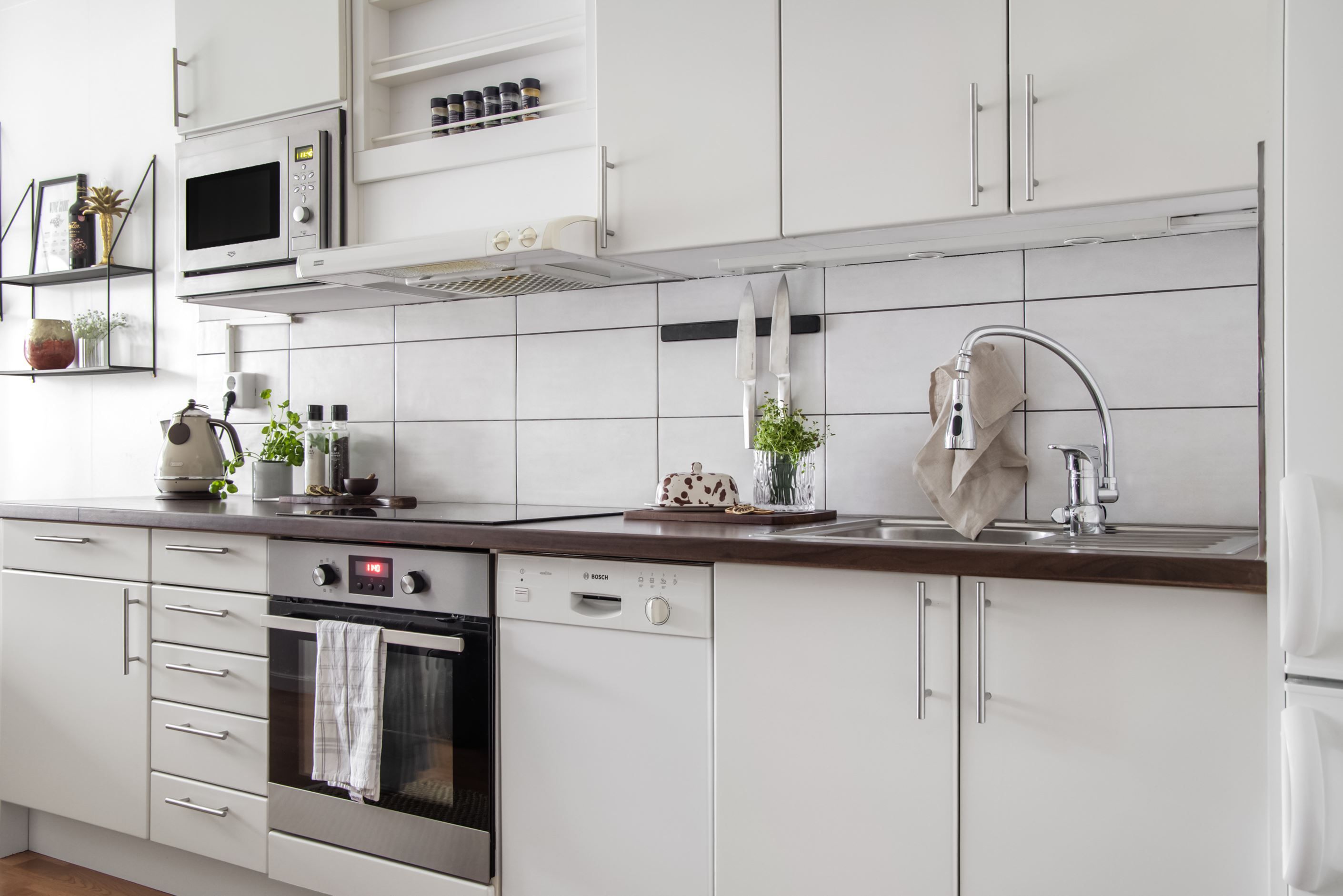 Gott om arbetsytor och förvaringsmöjligheter.