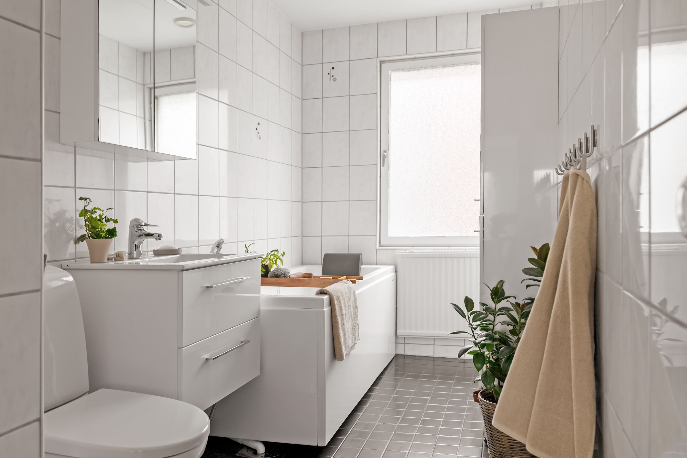 Badrum på ovanvåning med badkar.