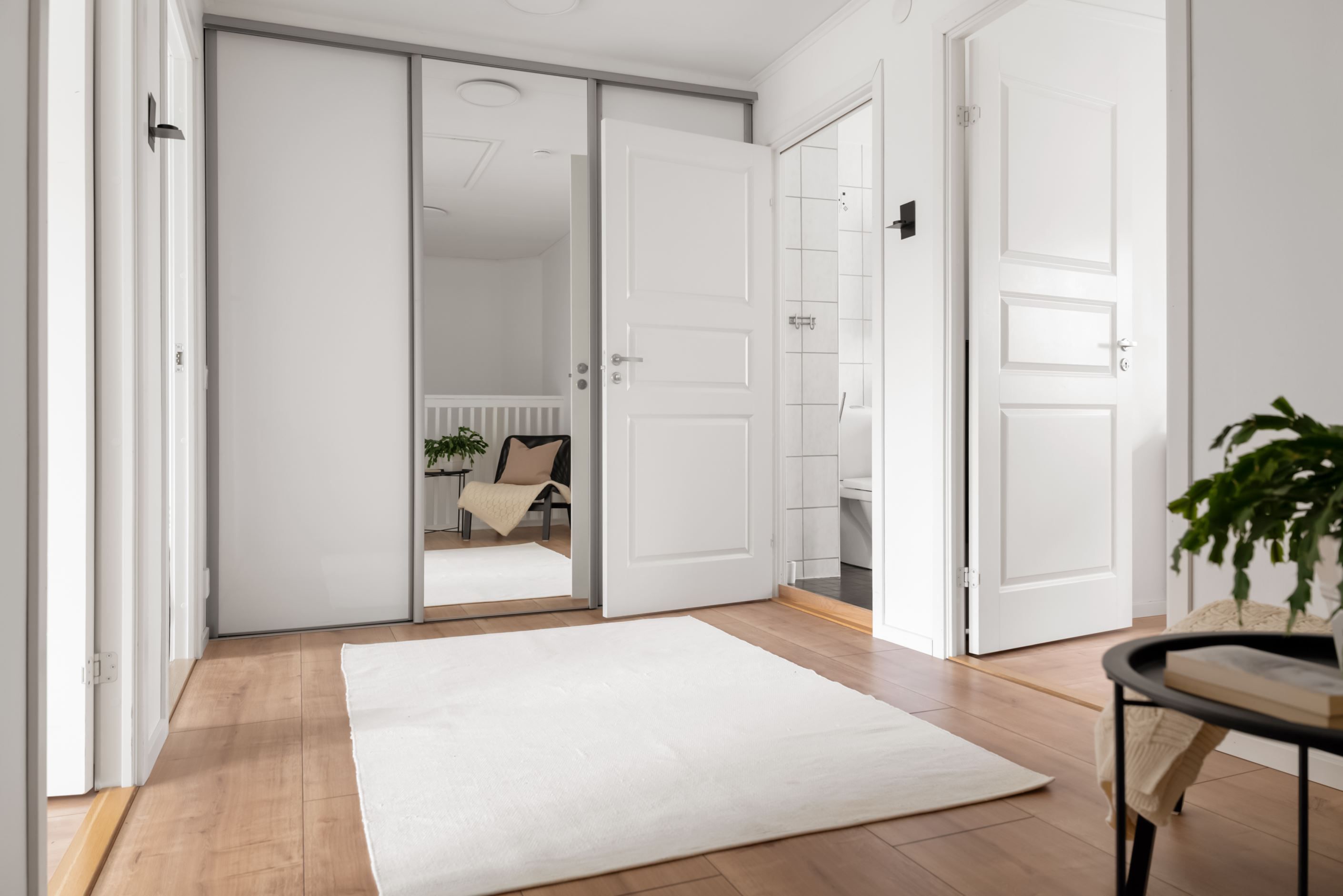 Här finns tre sovrum, hall med skjutdörrsgarderob och badrum.