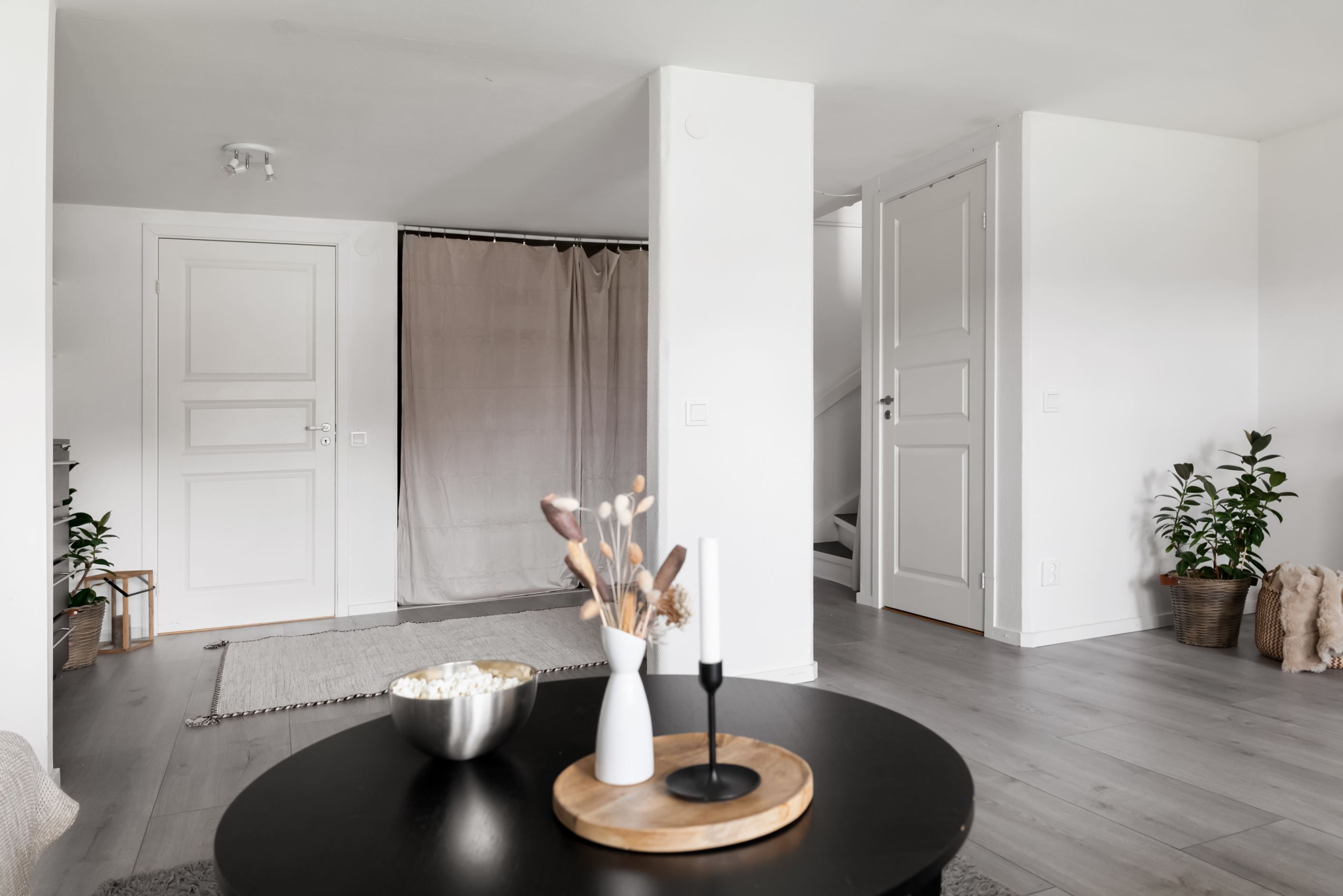 Bakom dörren finns...