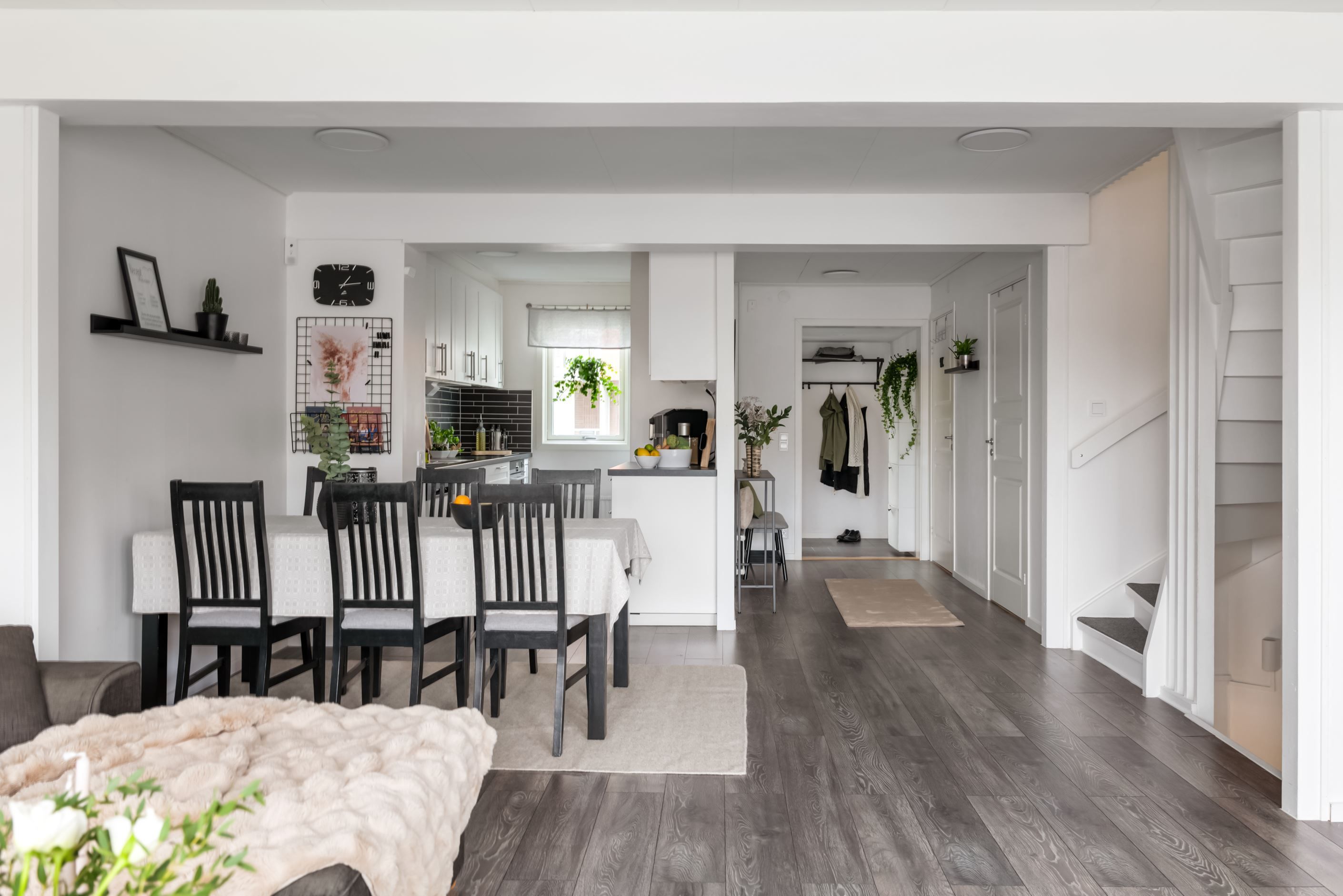 På entréplan finner ni det smakfulla och praktiska köket...