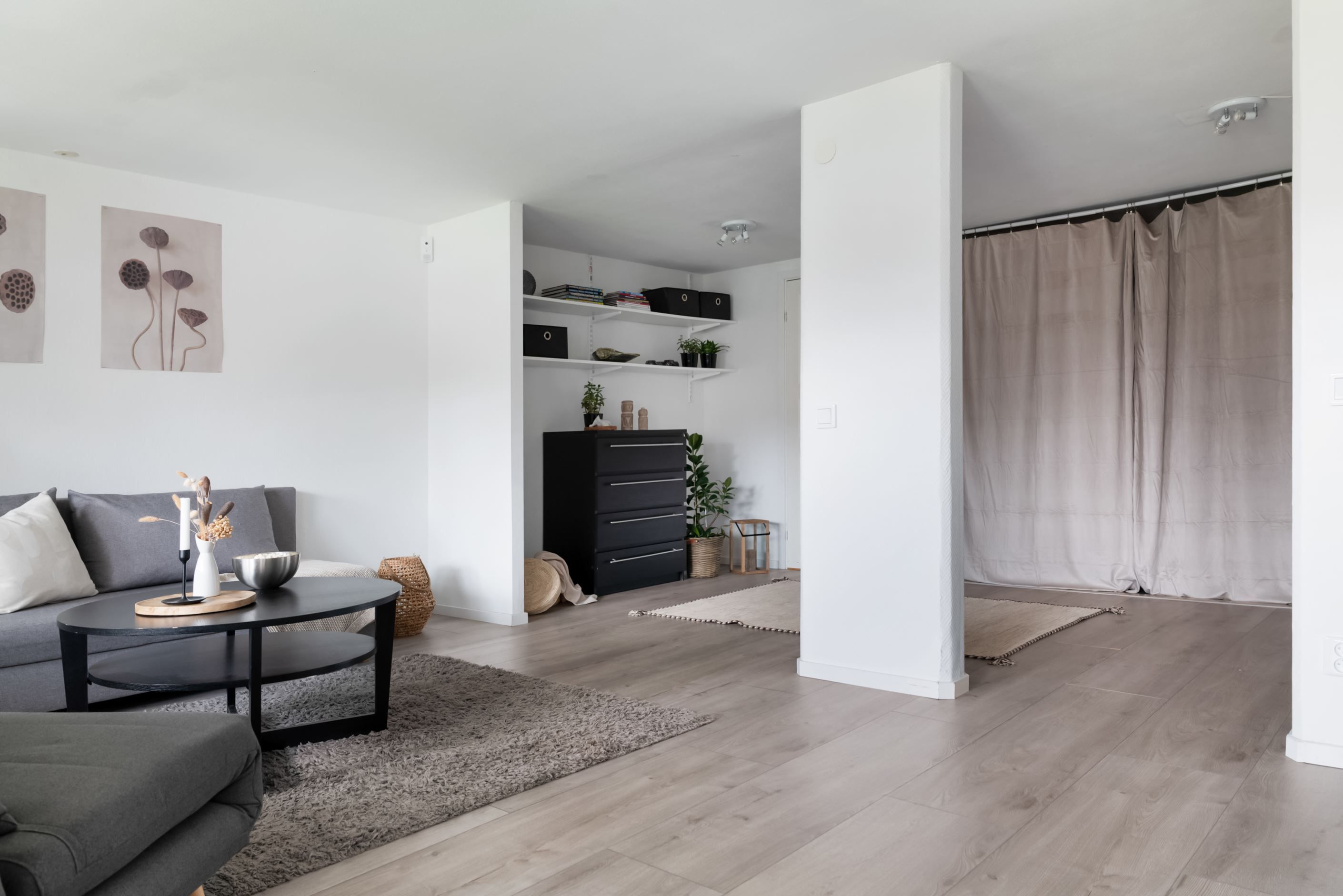 Och bakom draperierna...