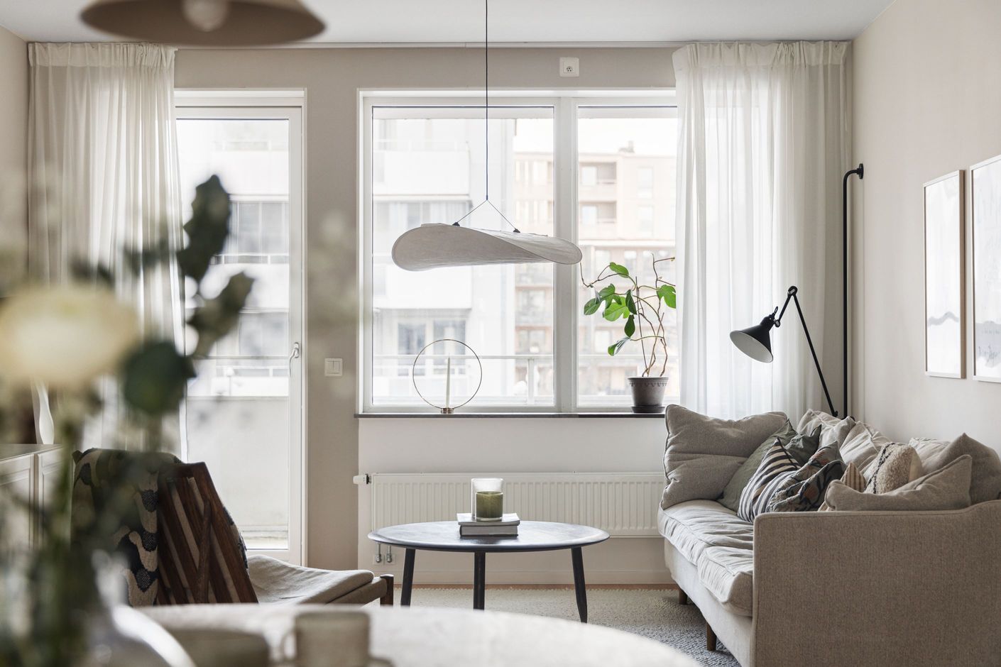 Från matplatsen skymtar sällskapsytorna i vardagsrummet.