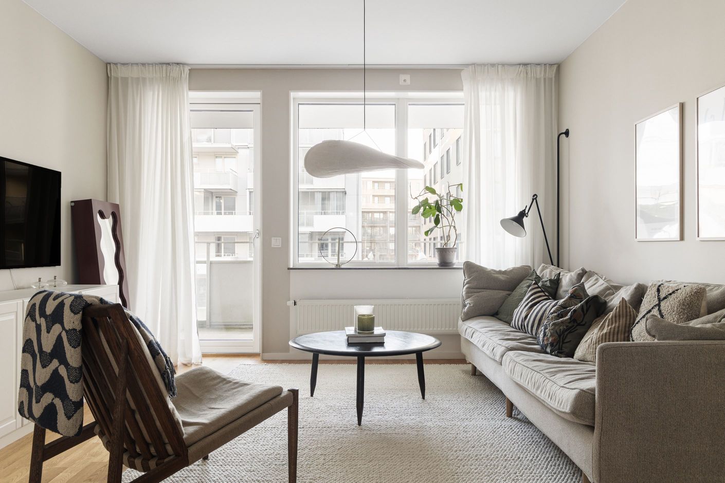 Från vardagsrummet nås bostadens andra balkong.