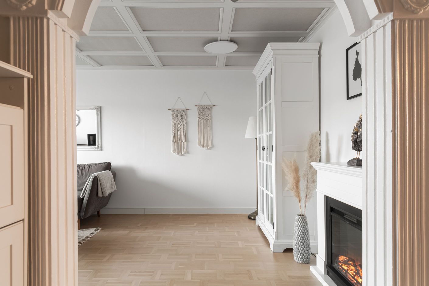 Här finns ljusa färgval och fina golv.