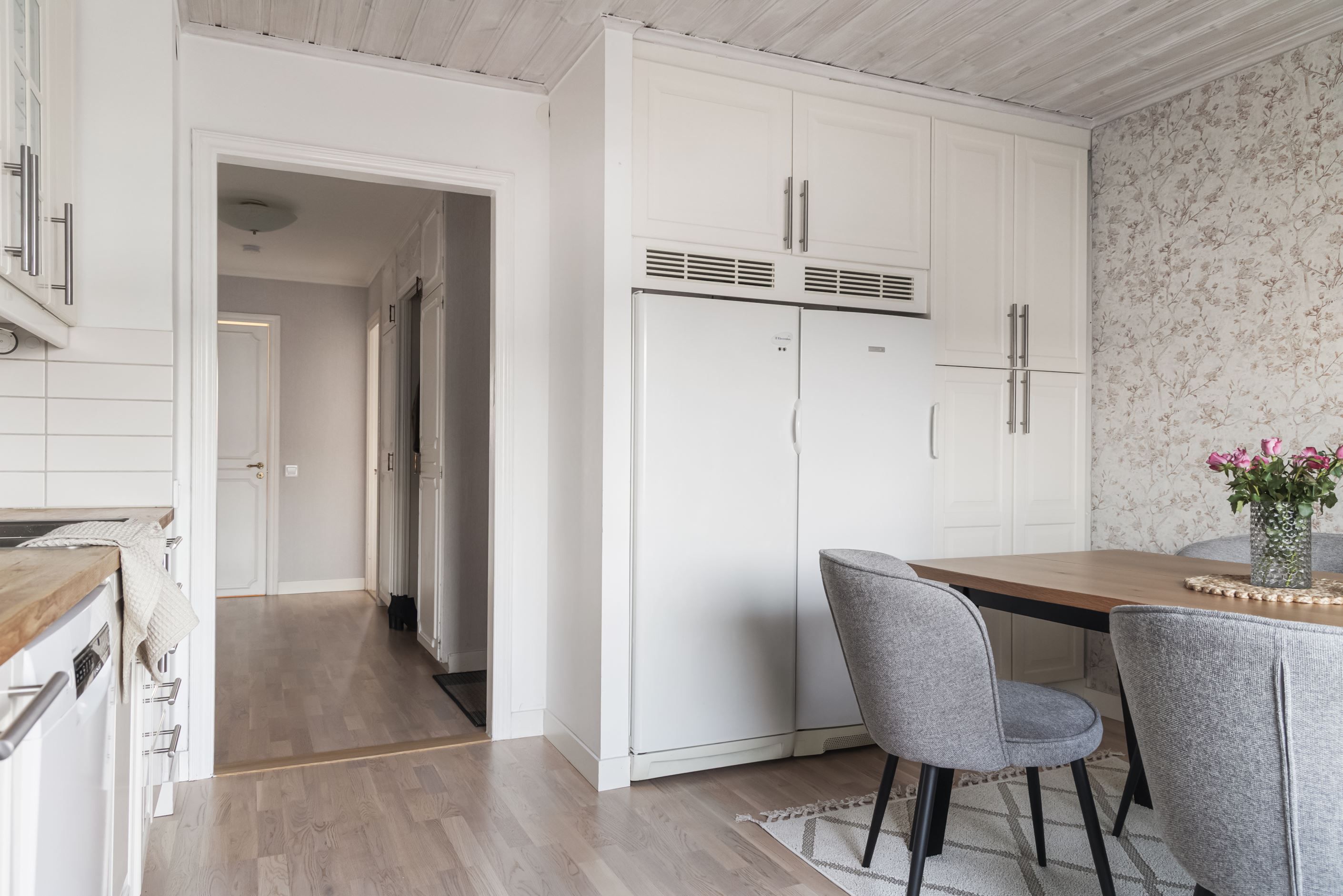 Köket är välplanerat med gott om förvaringsmöjligheter.