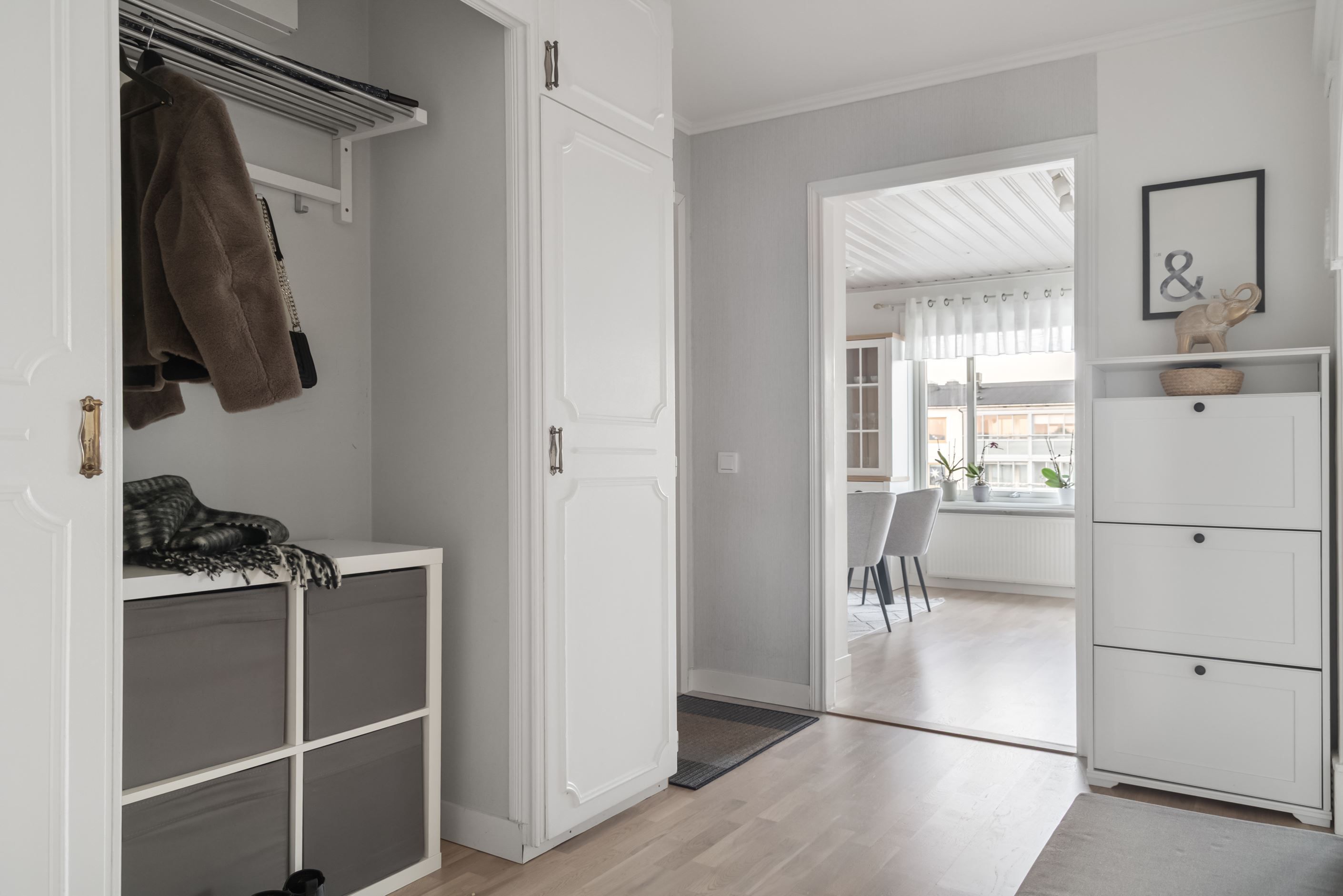 Den rymliga hallen har både garderober och avhängningsmöjligheter.