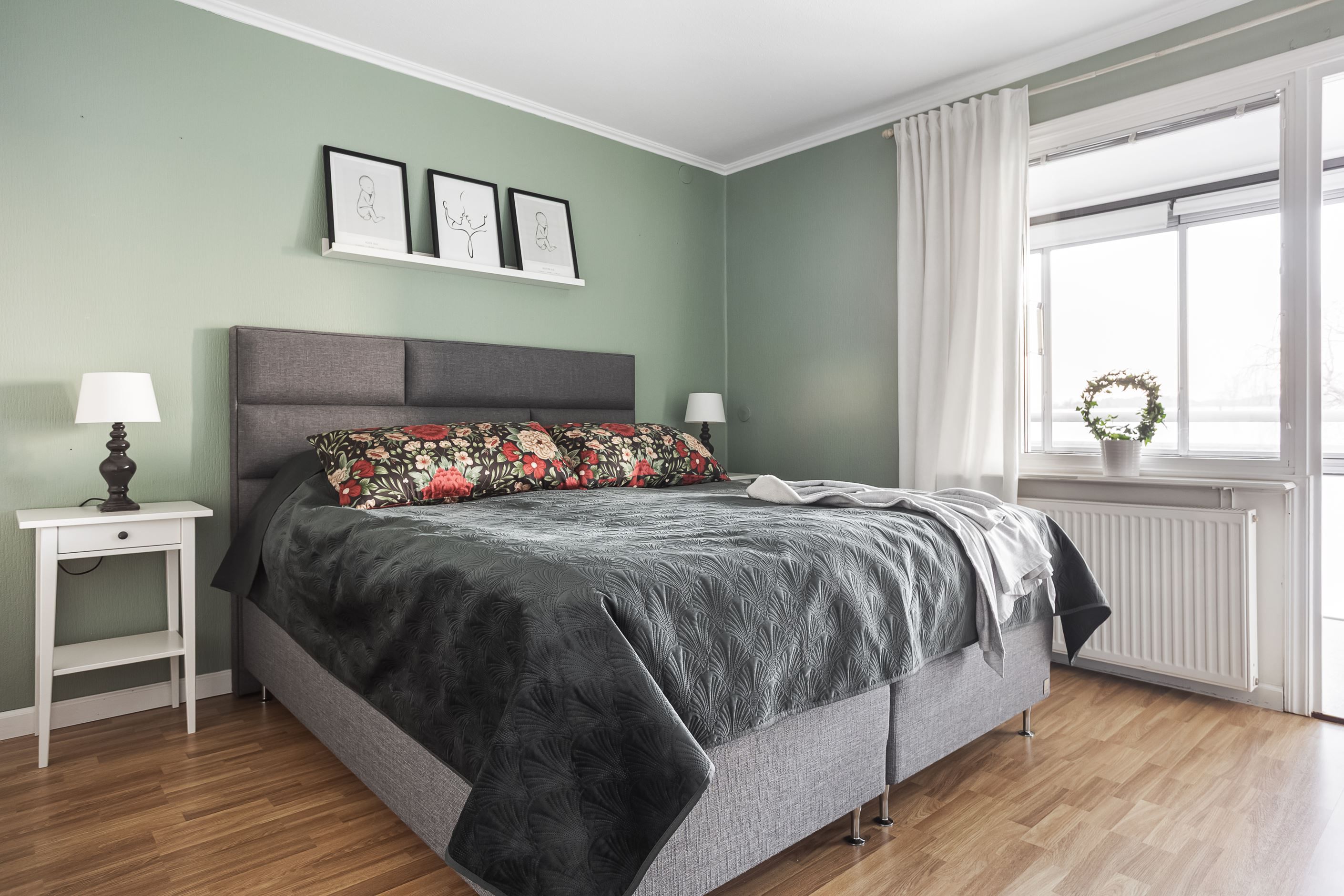 I sovrummet finns gott om plats för dubbelsängen.