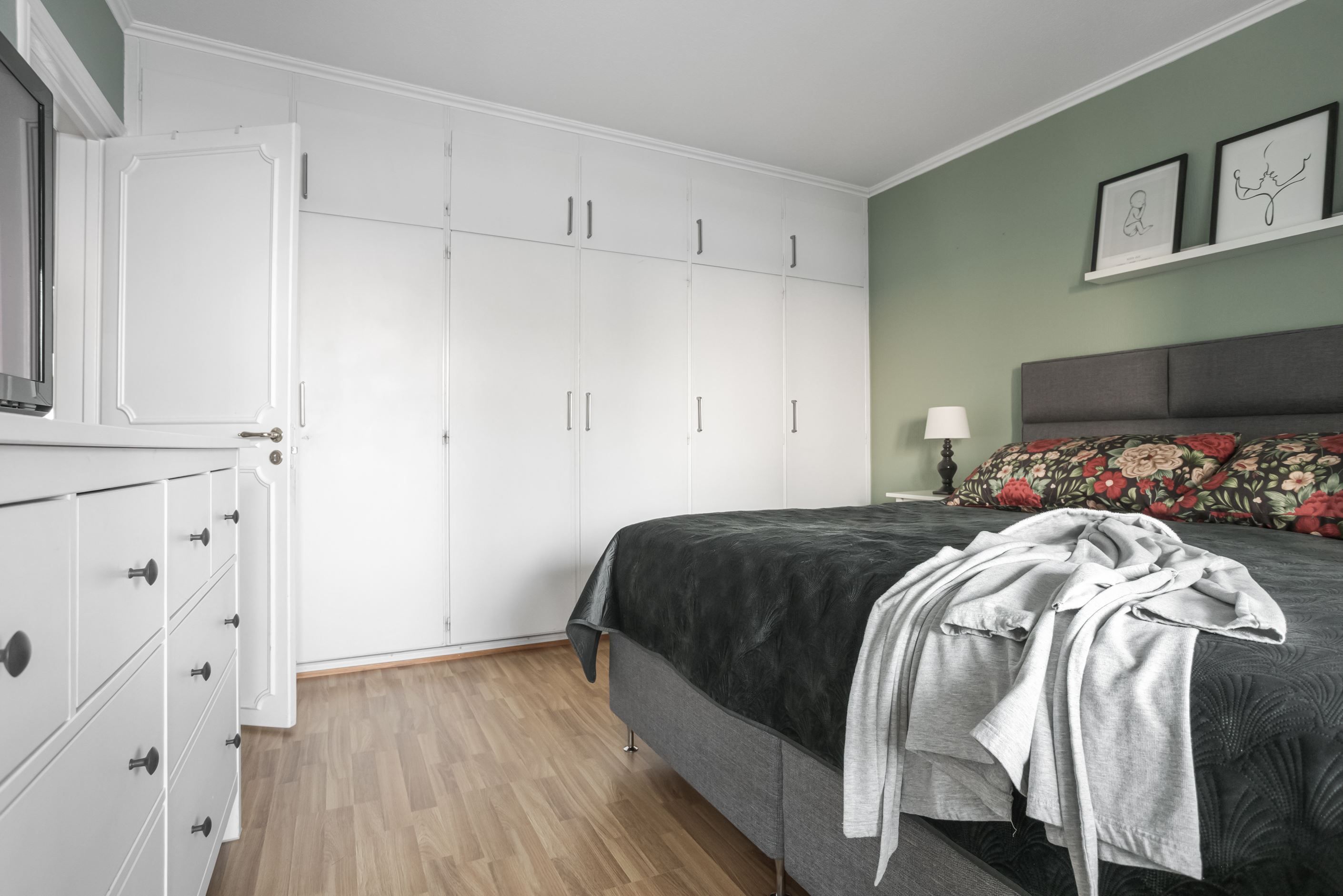 Gott om klädförvaringsmöjligheter tack vare inbyggda garderober.