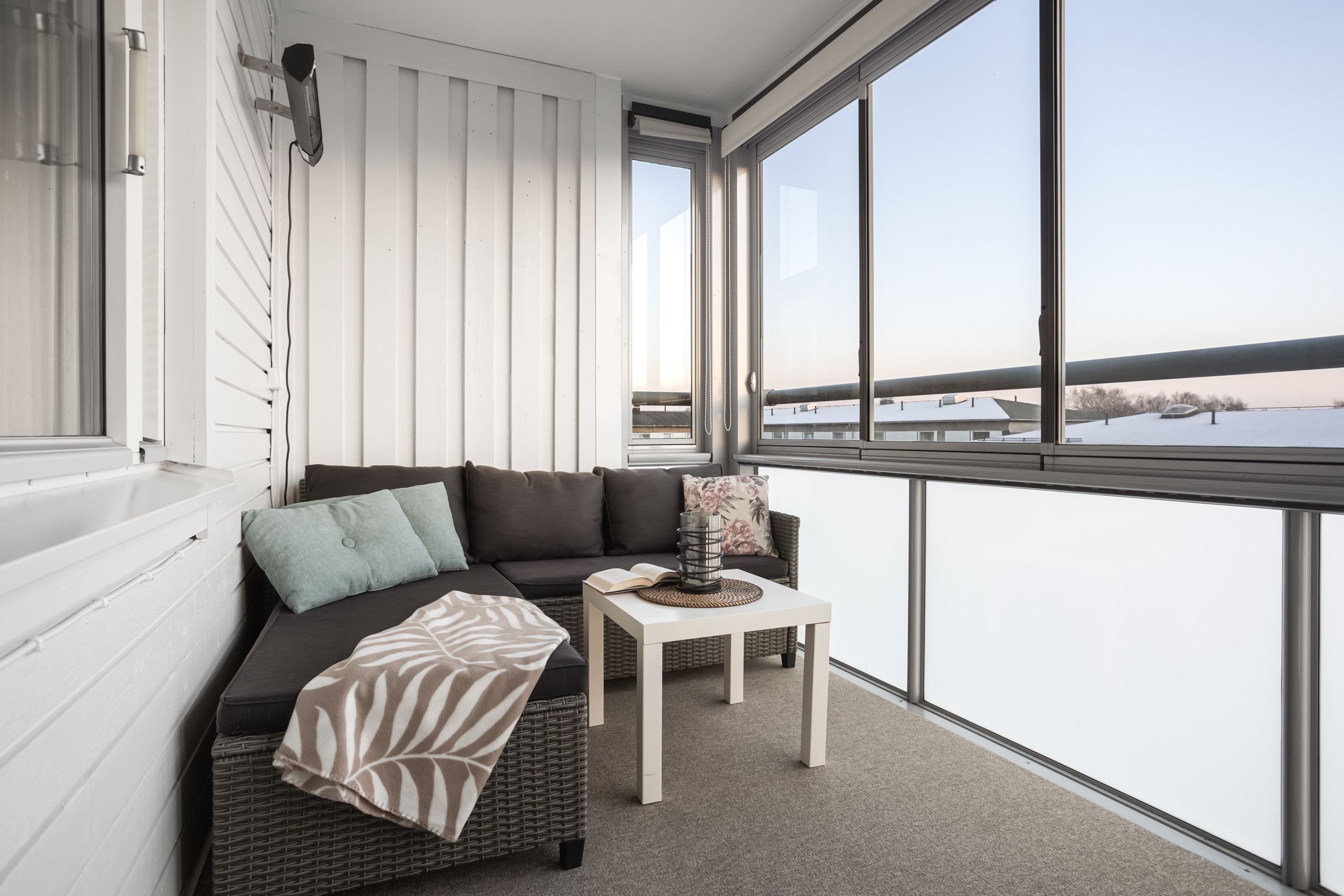 Från sovrummet nås den inglasade balkongen i härligt solläge.