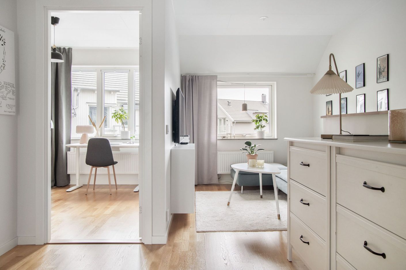Åt andra hållet i hallen på övre plan syns allrum och bostadens sista sovrum.