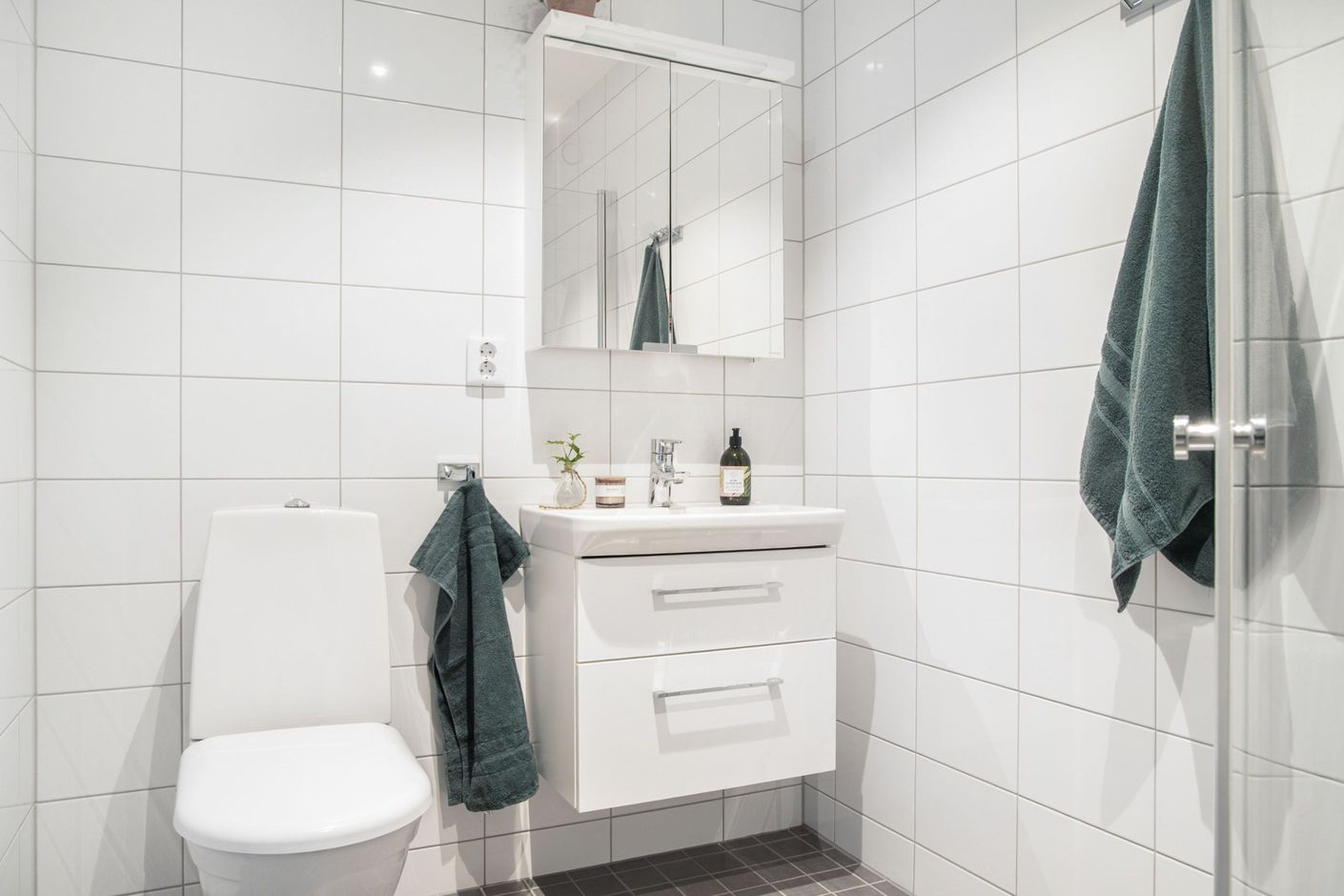 Även badrummet på övre plan är mycket fräscht och fint.