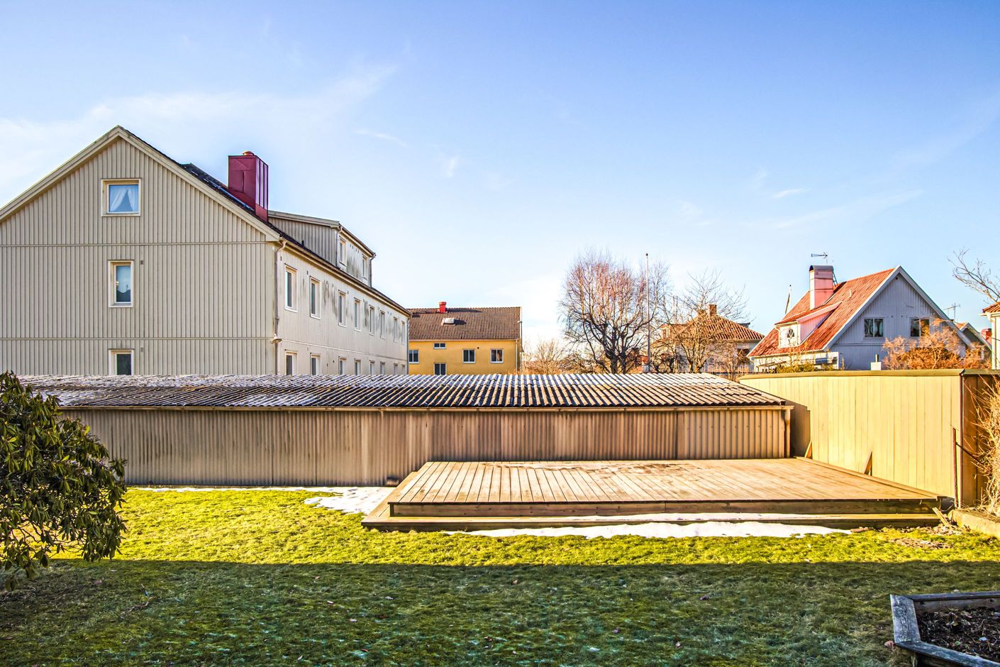 Föreningen har en härlig altan i trädgården som alla får nyttja.