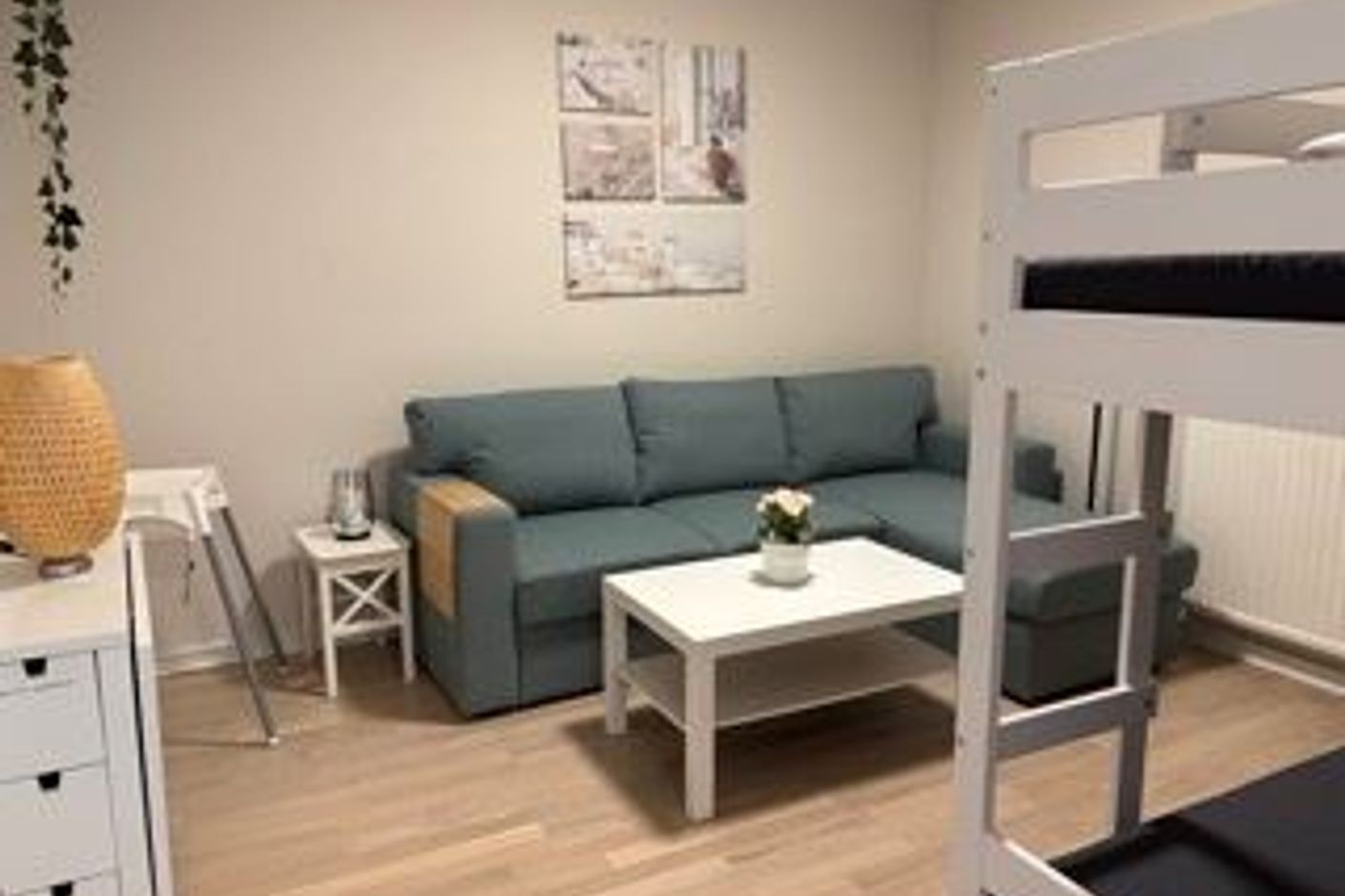 Föreningens övernattningslägenhet finns i samma hus.