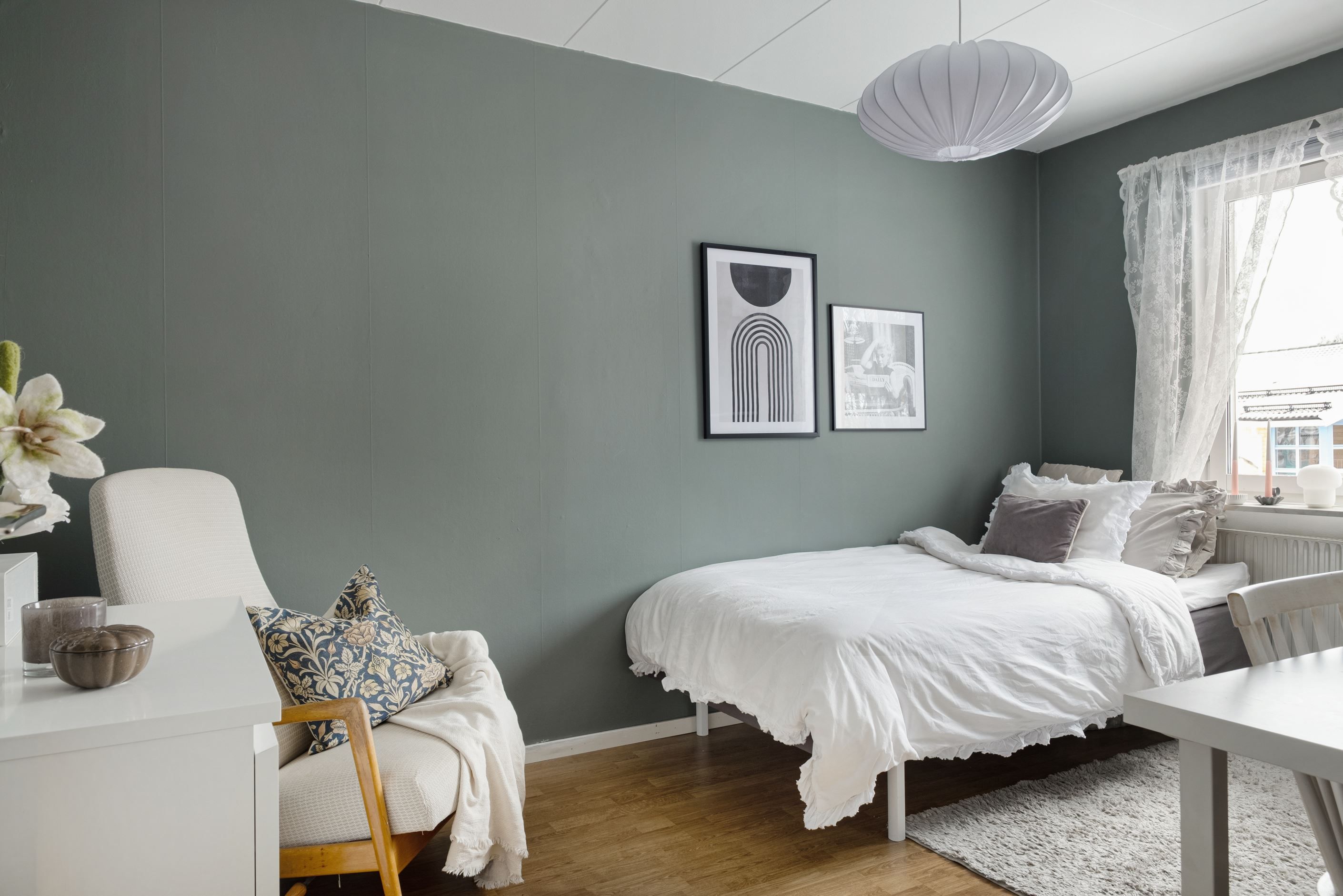 Välkomna in i ett rymligt sovrum.