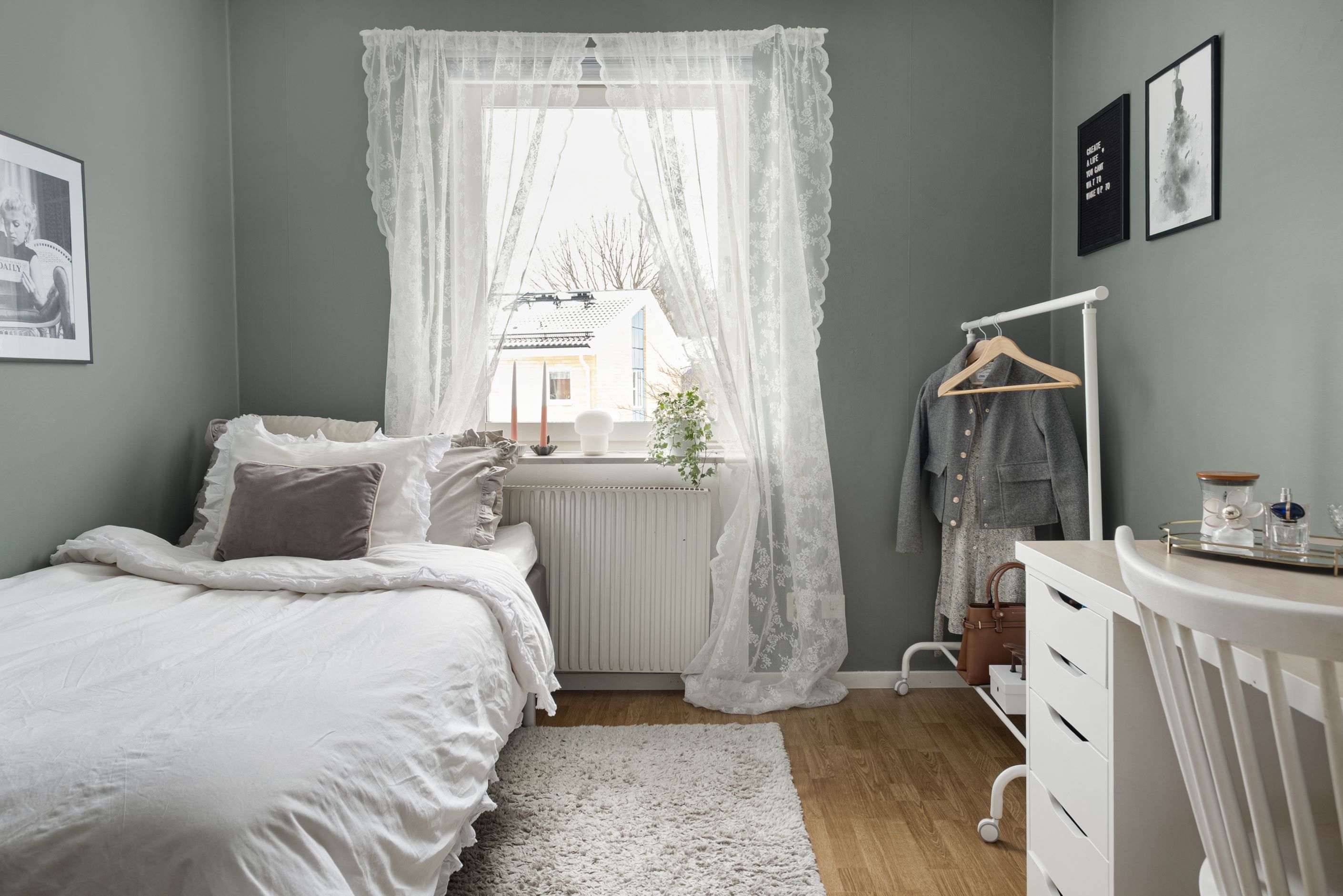 Här finns gott om plats för säng och skrivbord.