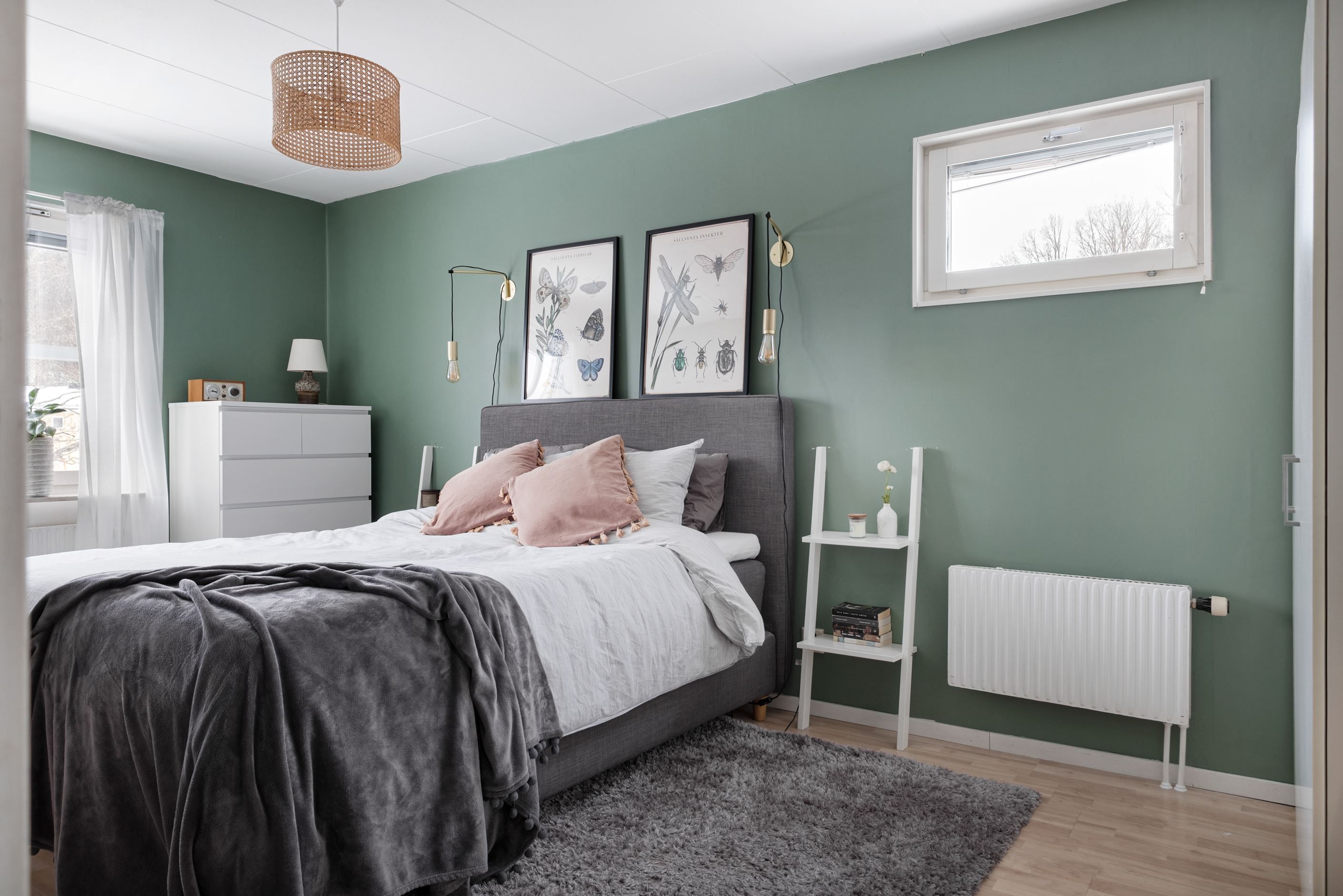 Även nästa sovrum är rymligt och ljust.