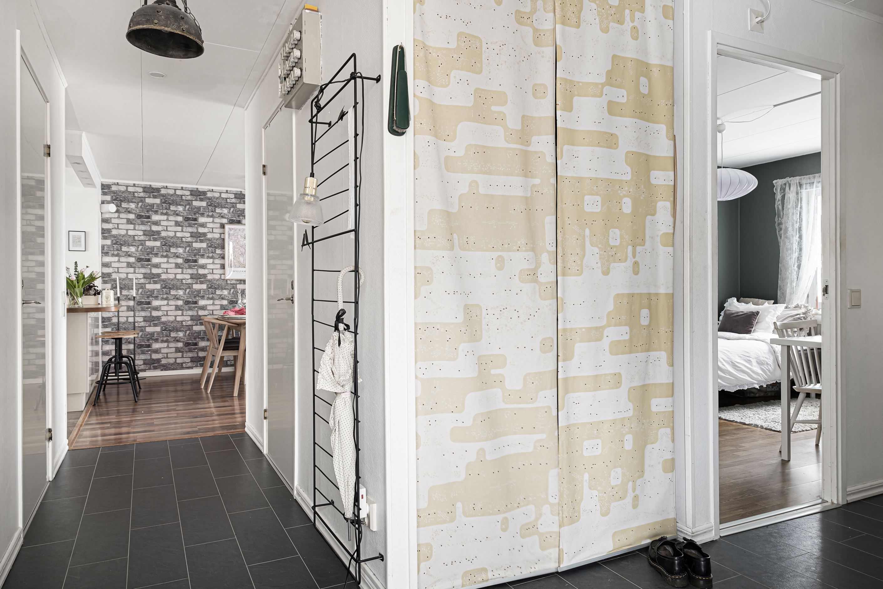 I hallen finns fina klädförvaringsmöjligheter.