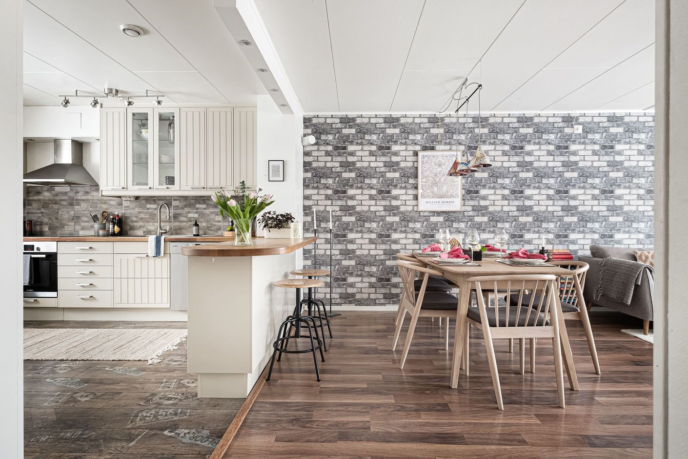 Välkomna till en ljus och rymlig bostad.