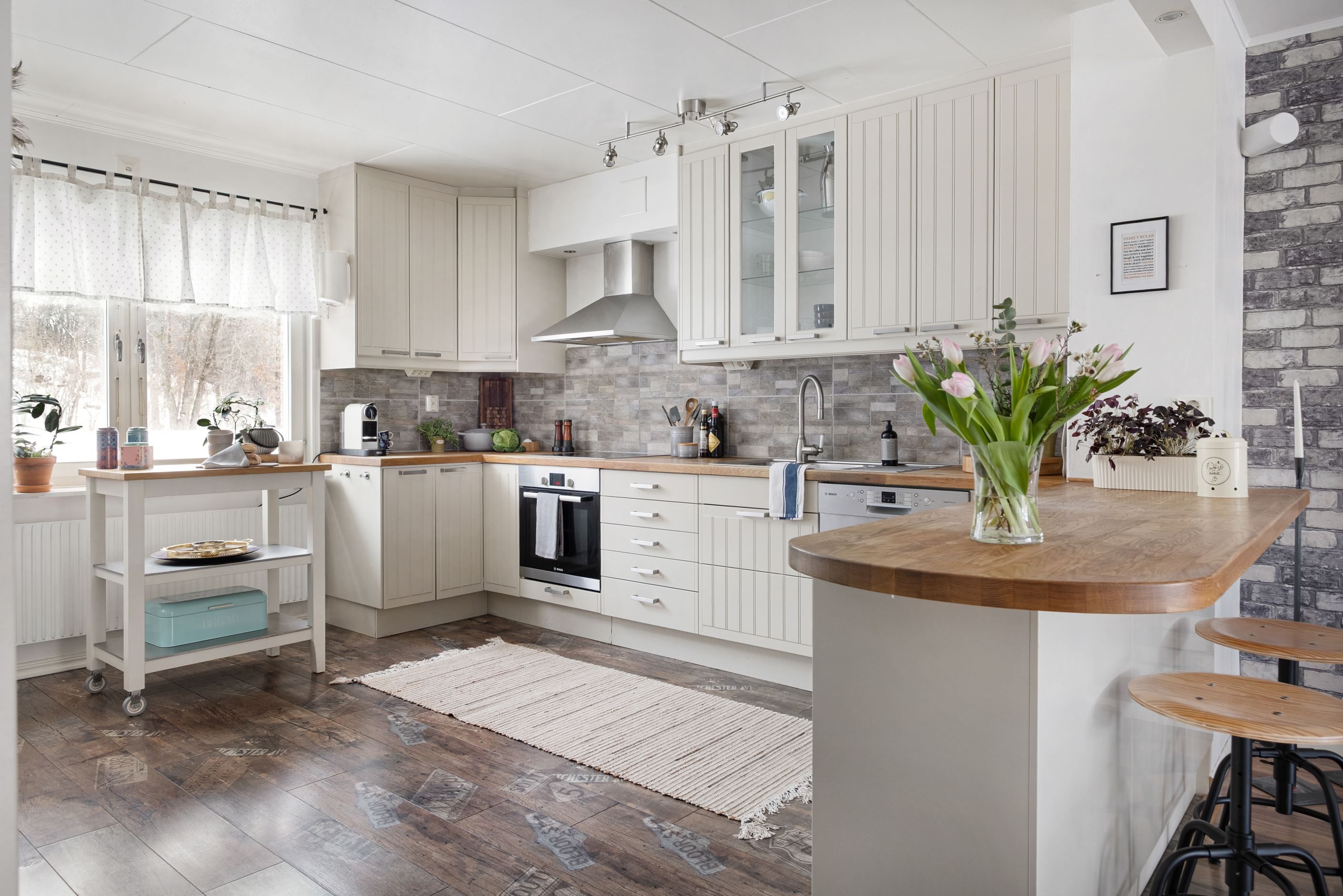 Den halvöppna planlösningen mellan kök och vardagsrum ger fina gemenskapsytor.