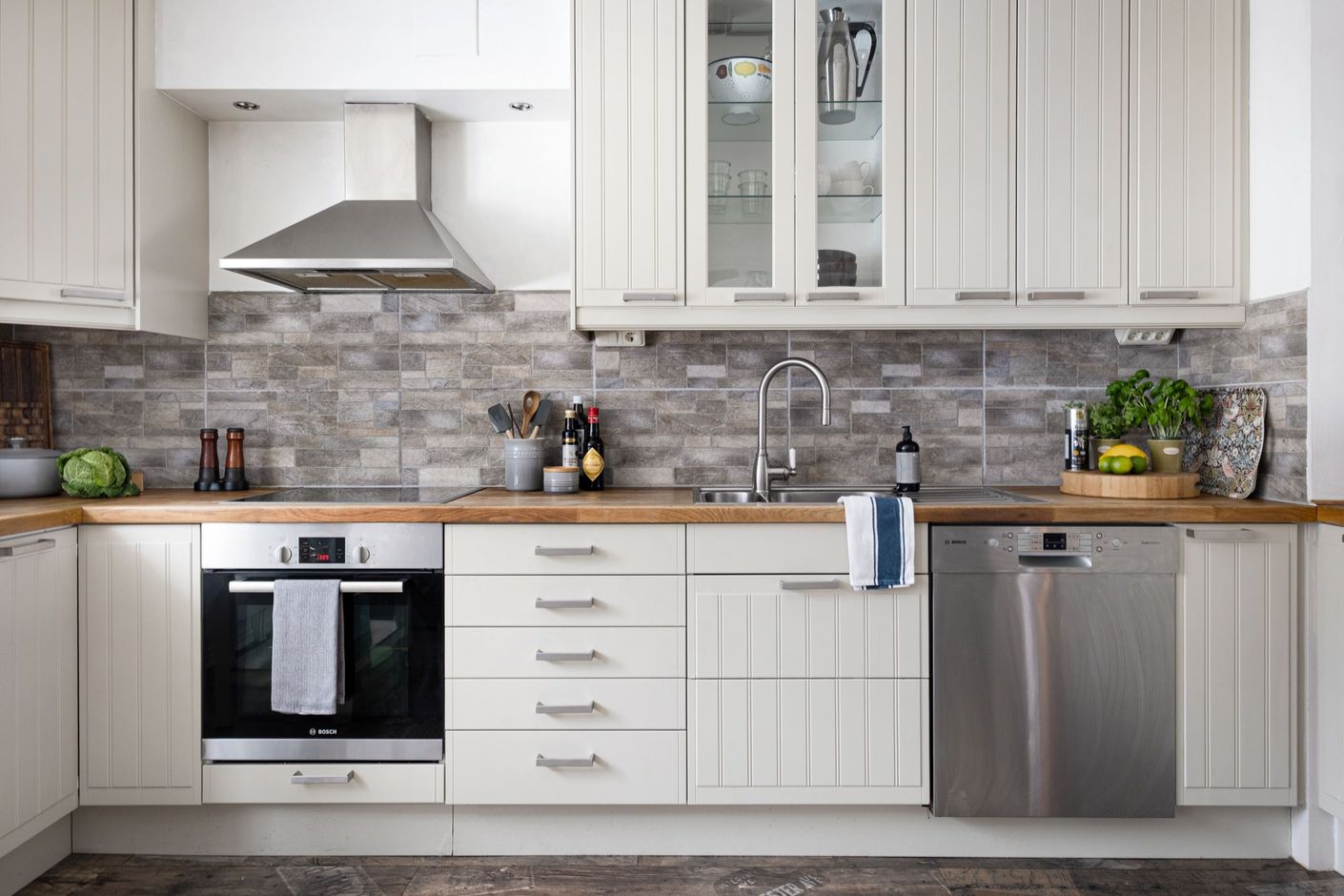 Ljust och neutralt kök med fina förvaringsmöjligheter.