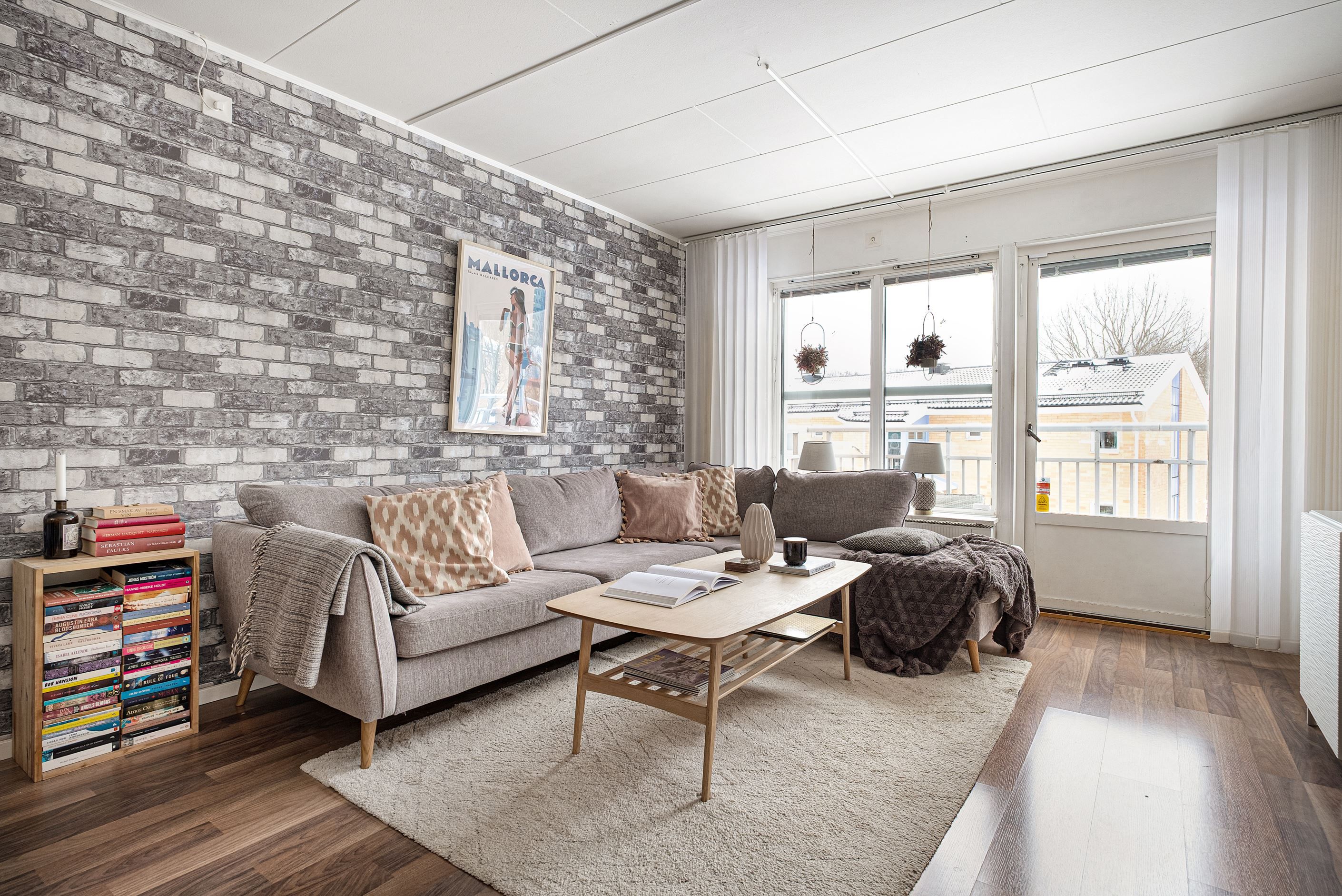 Från vardagsrummet nås även balkongen.