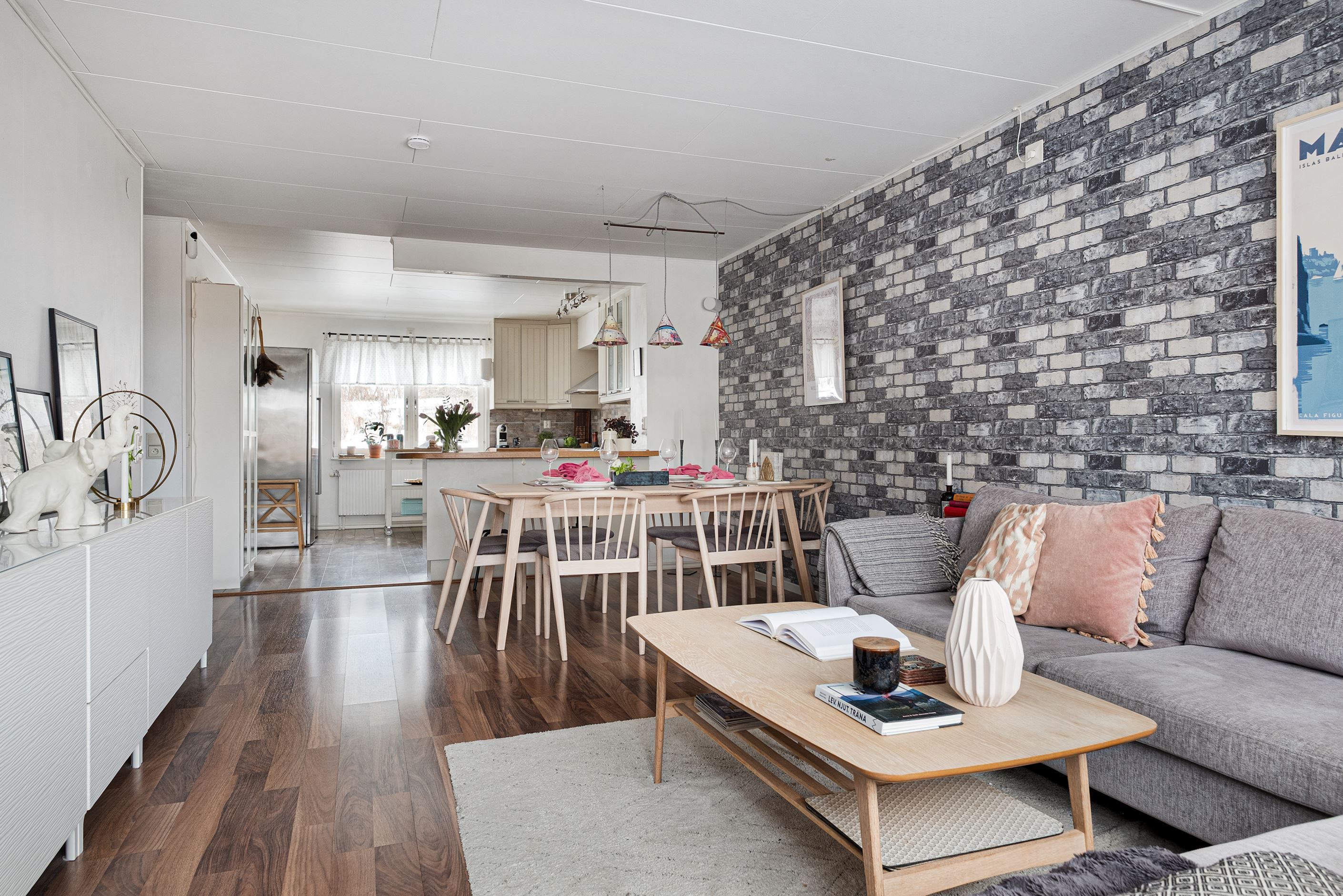 I vardagsrummet finns naturligt ljusinsläpp från två väderstreck.