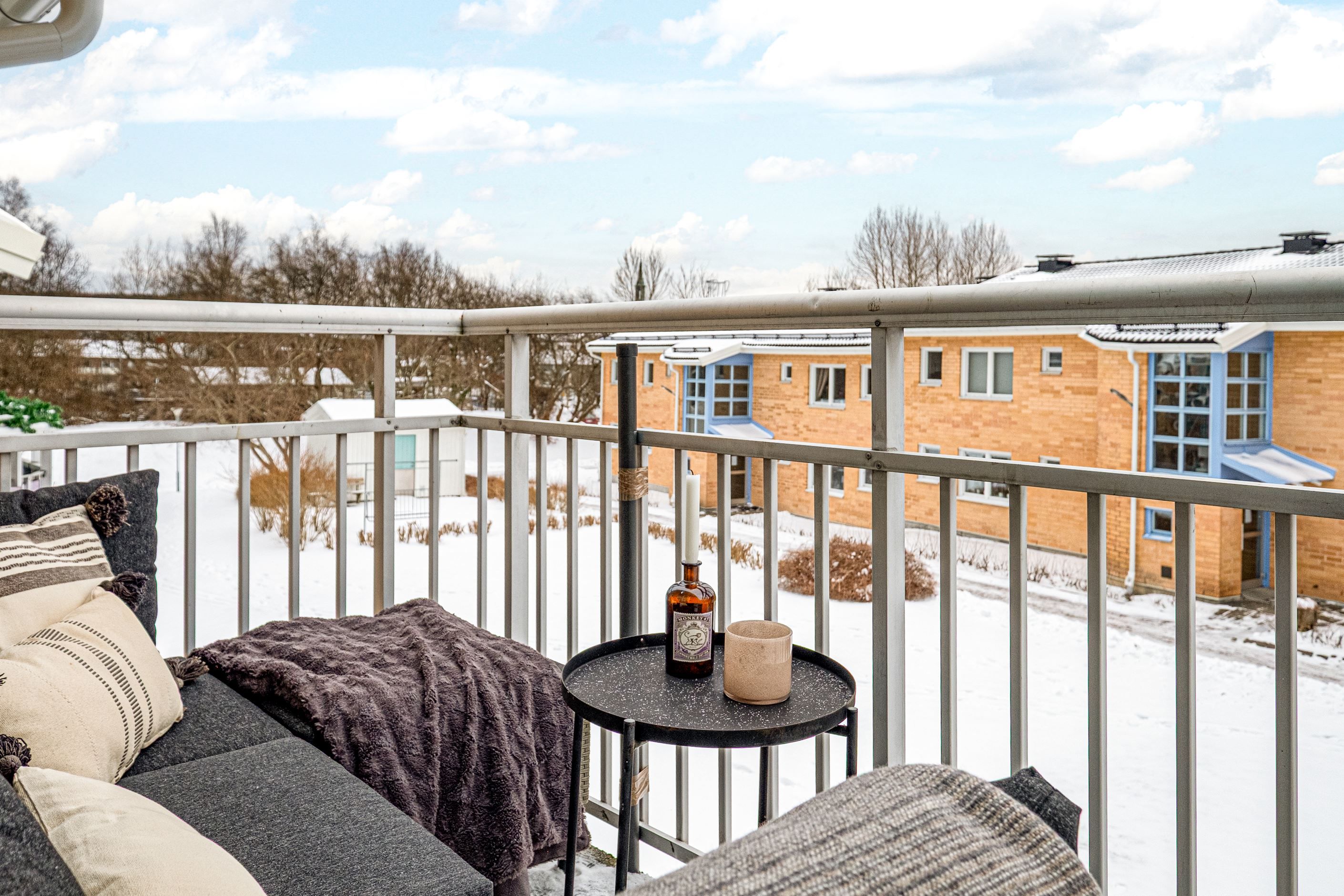 Balkongen ligger insynsskyddad med bra solläge.