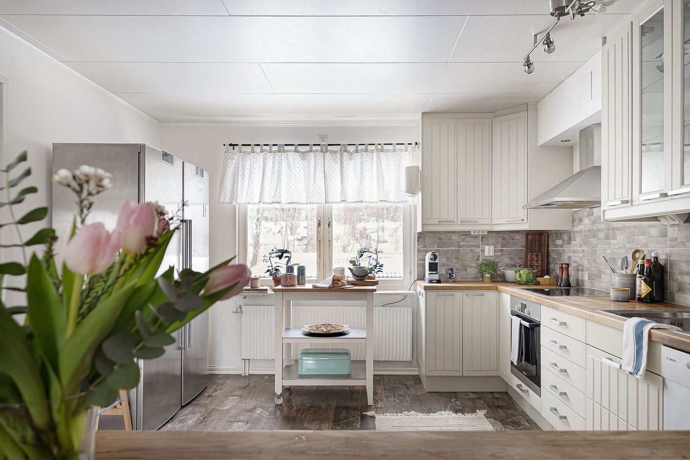 I köket finns gott om arbetsyta.