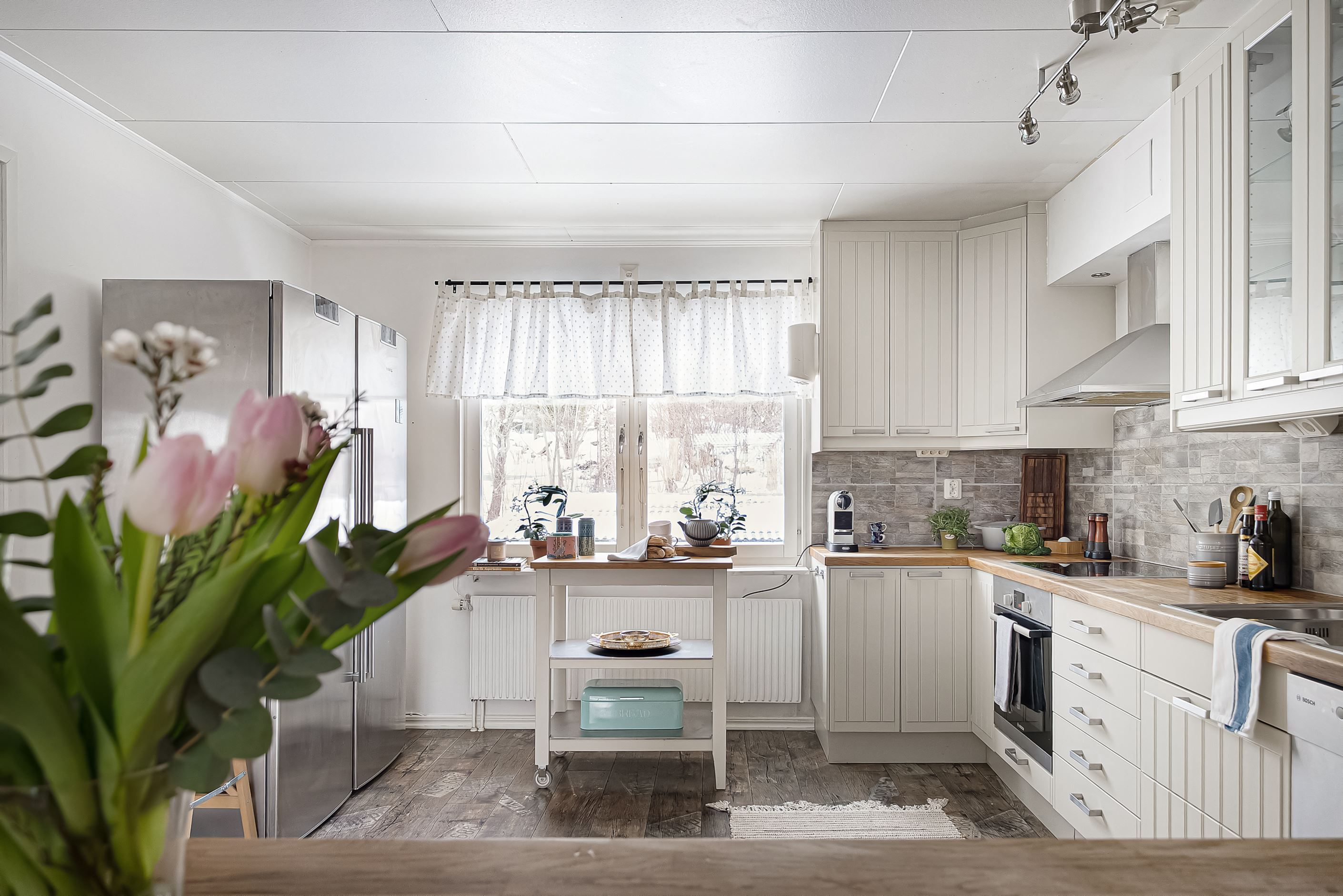 I köket finns gott om arbetsyta.