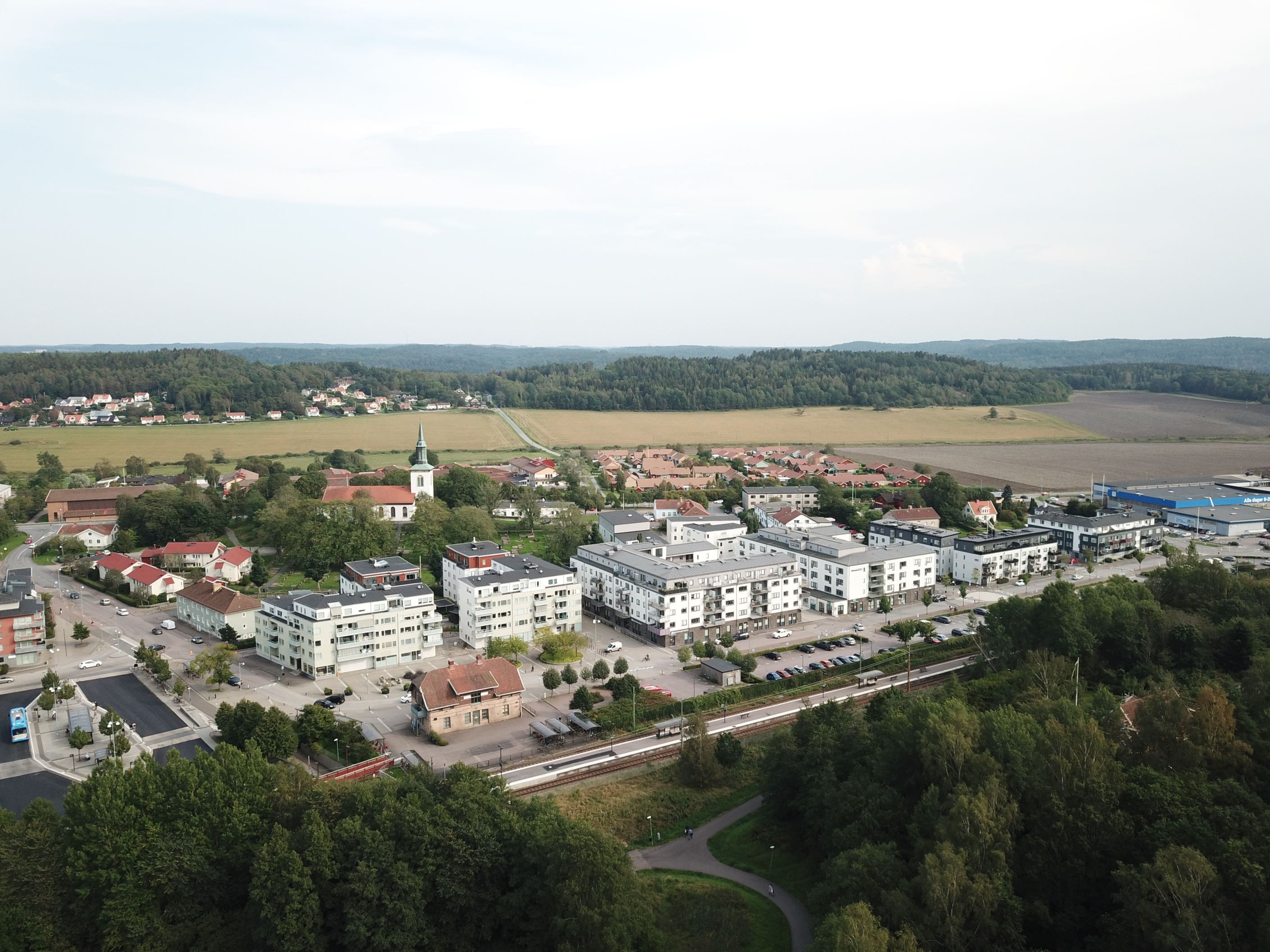 Ytterby centrum med det mesta man behöver och riktigt bra pendlingsmöjligheter.