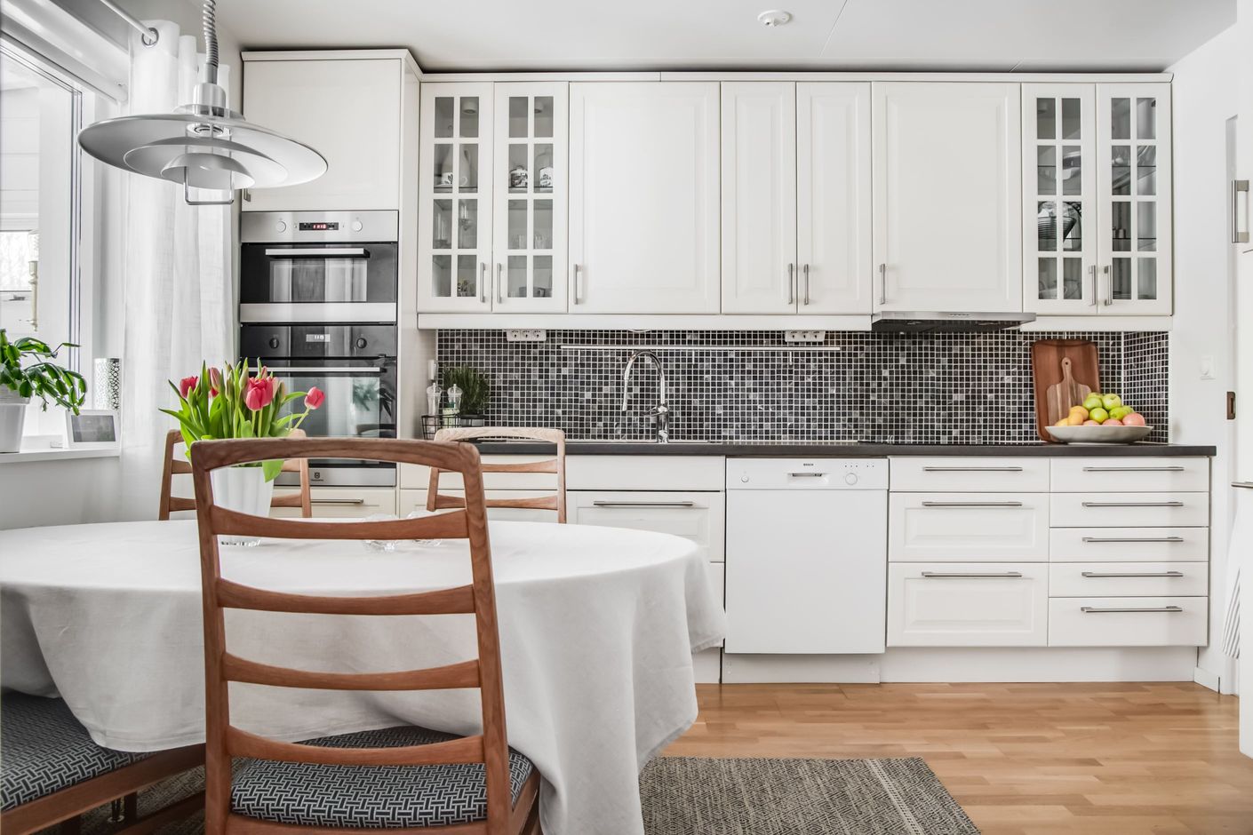 Ljust kök med fina förvaringsmöjligheter.