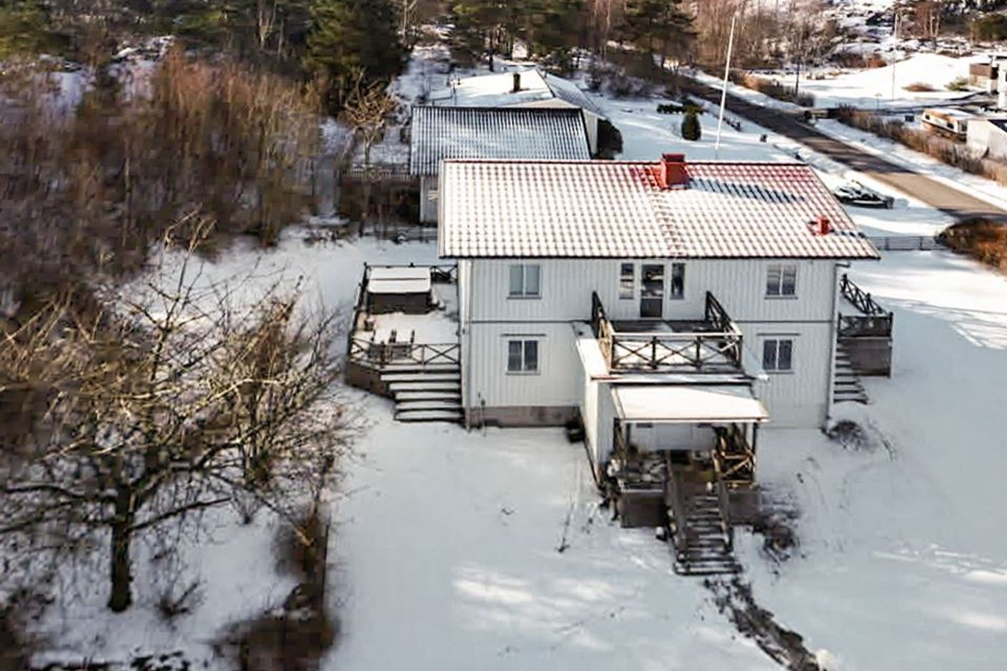 Två altaner och en balkong ger fina utemöjligheter.