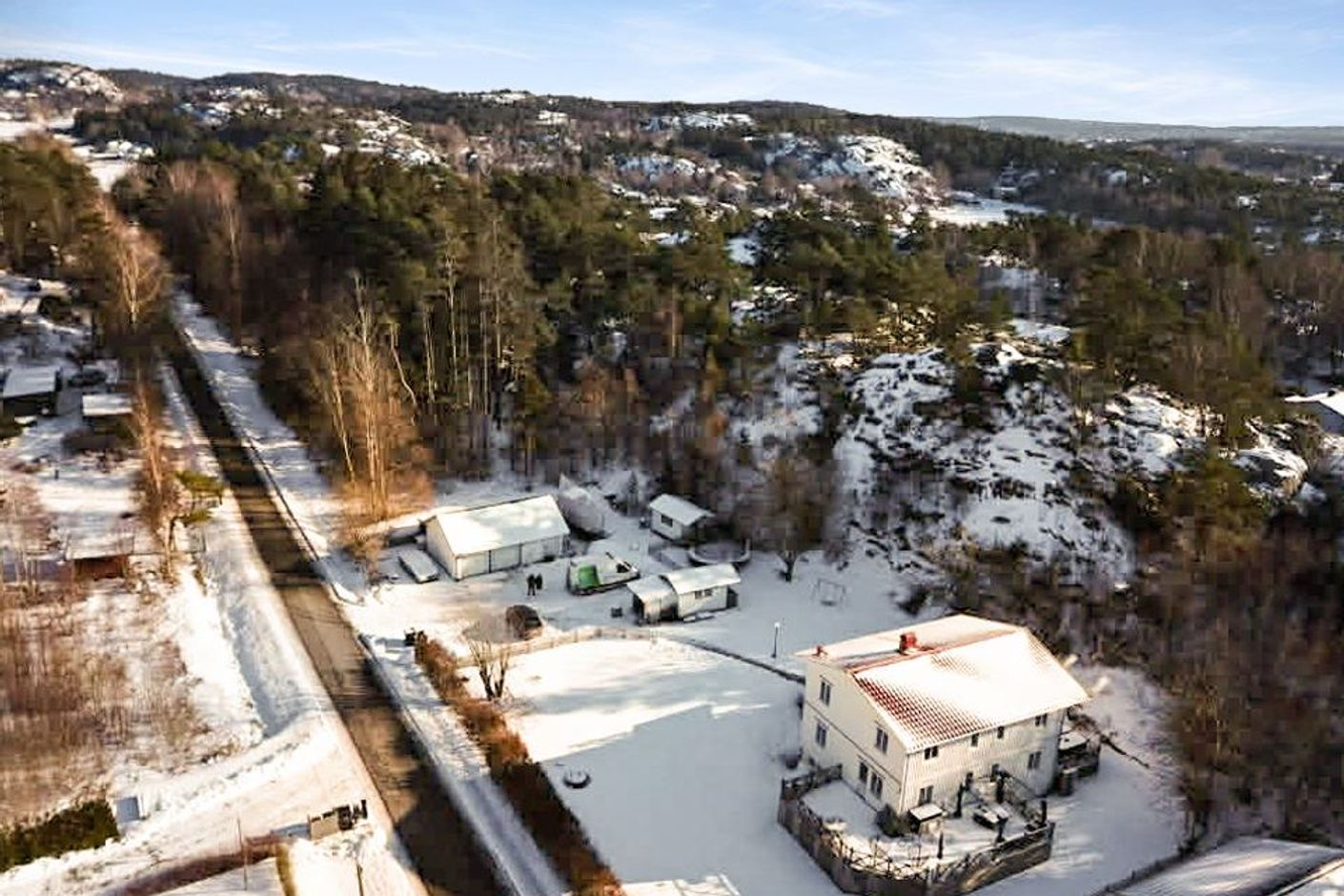 Huset har även två lillstugor och ett dubbelgarage.