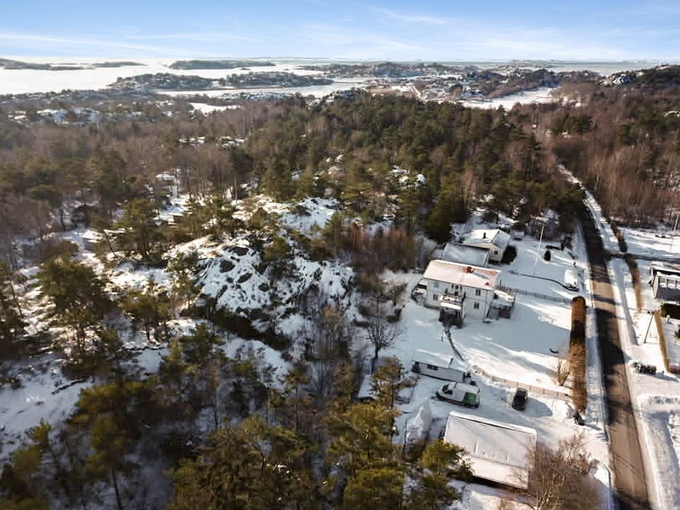 Knappt en kilometer från havet.