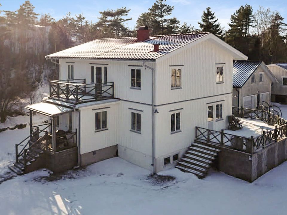 Välkomna till ett rymligt och havsnära boende.