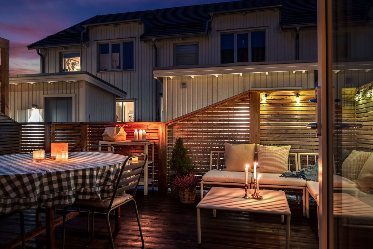 Altanen är perfekt för grillkvällar.