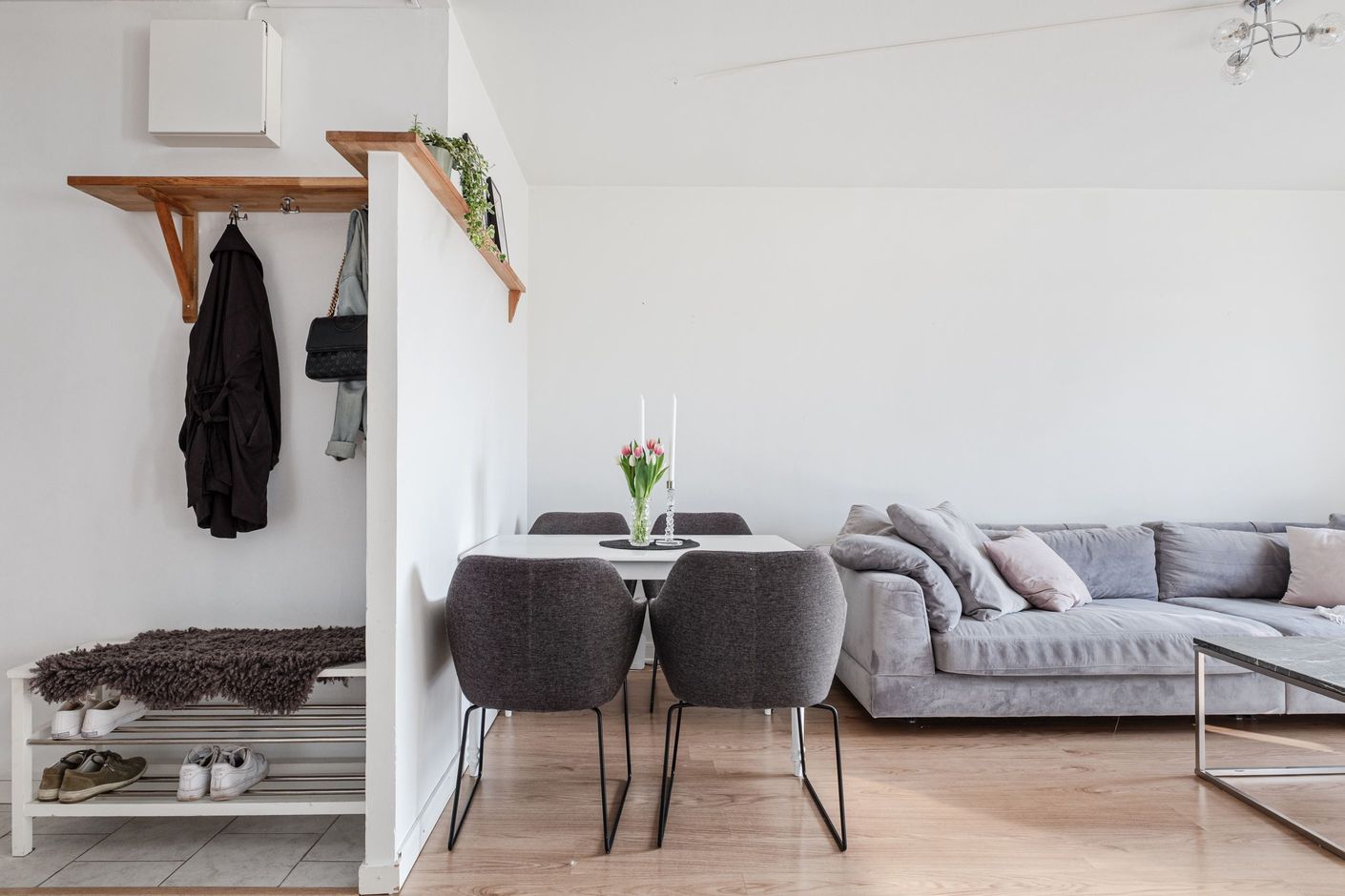 I vardagsrummet finns plats för matgruppen.