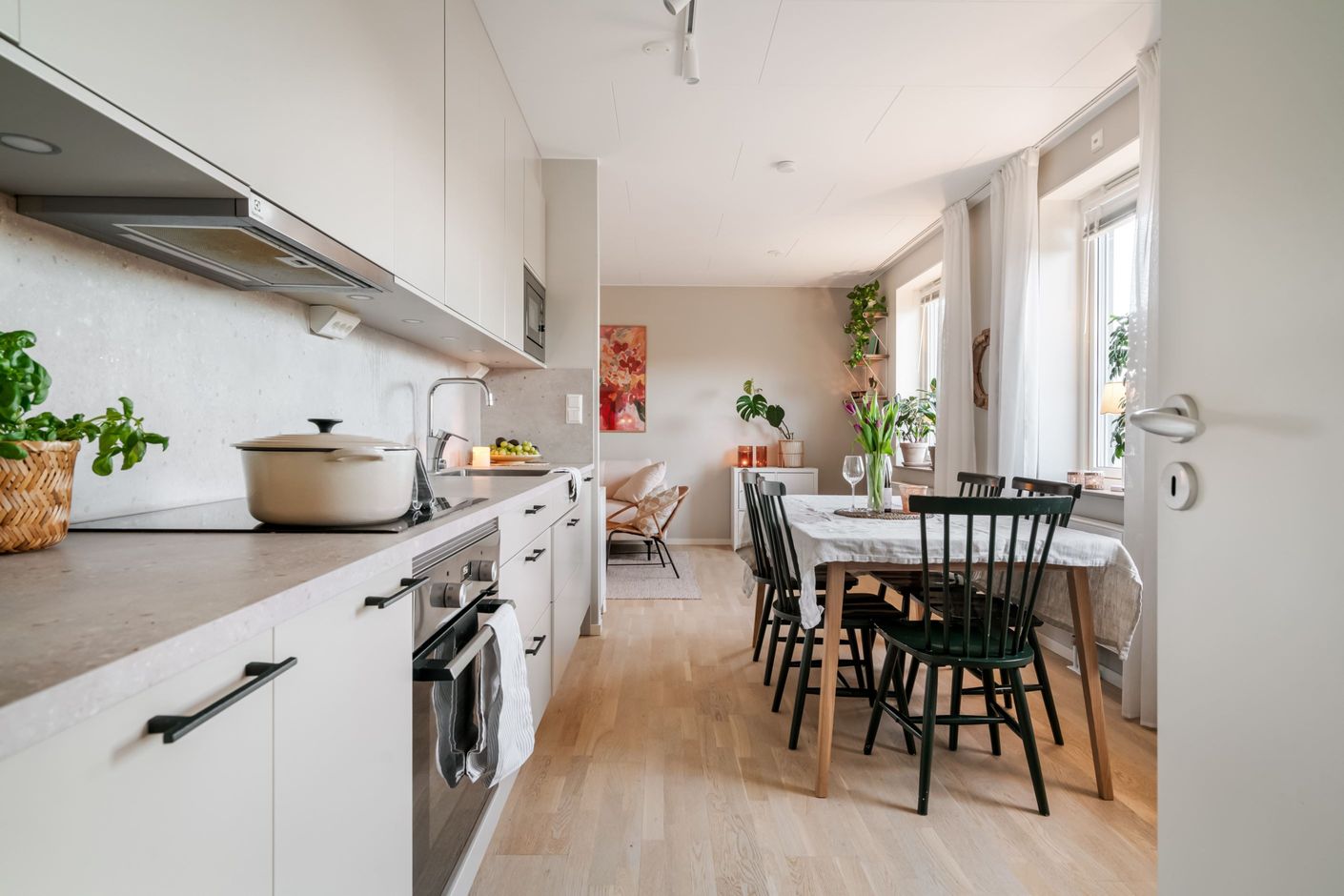 Fint kök med plats för matbord